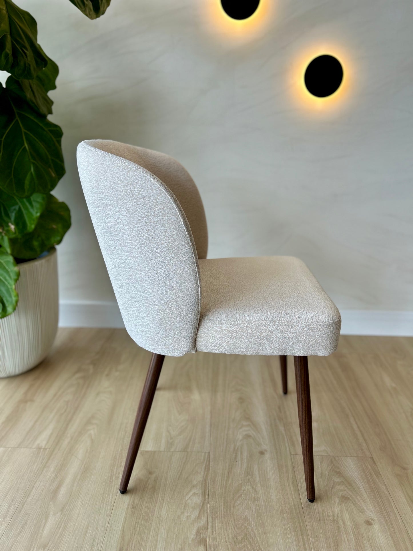 GIULIA - Crema (MIS04) - Base de Metal Color Walnut