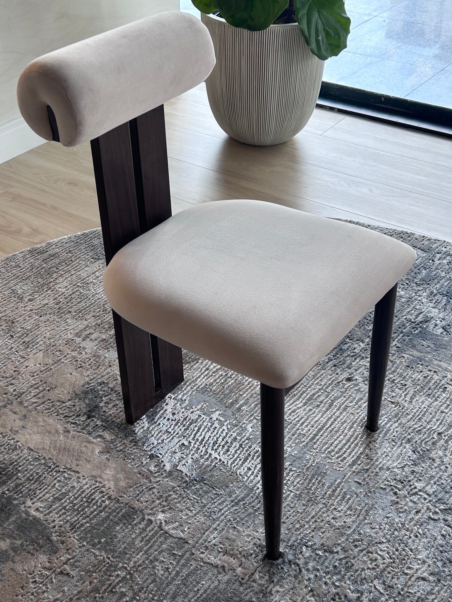 NOVA - Tela Crema Velvet - Base de Metal Color Nuez Oscuro