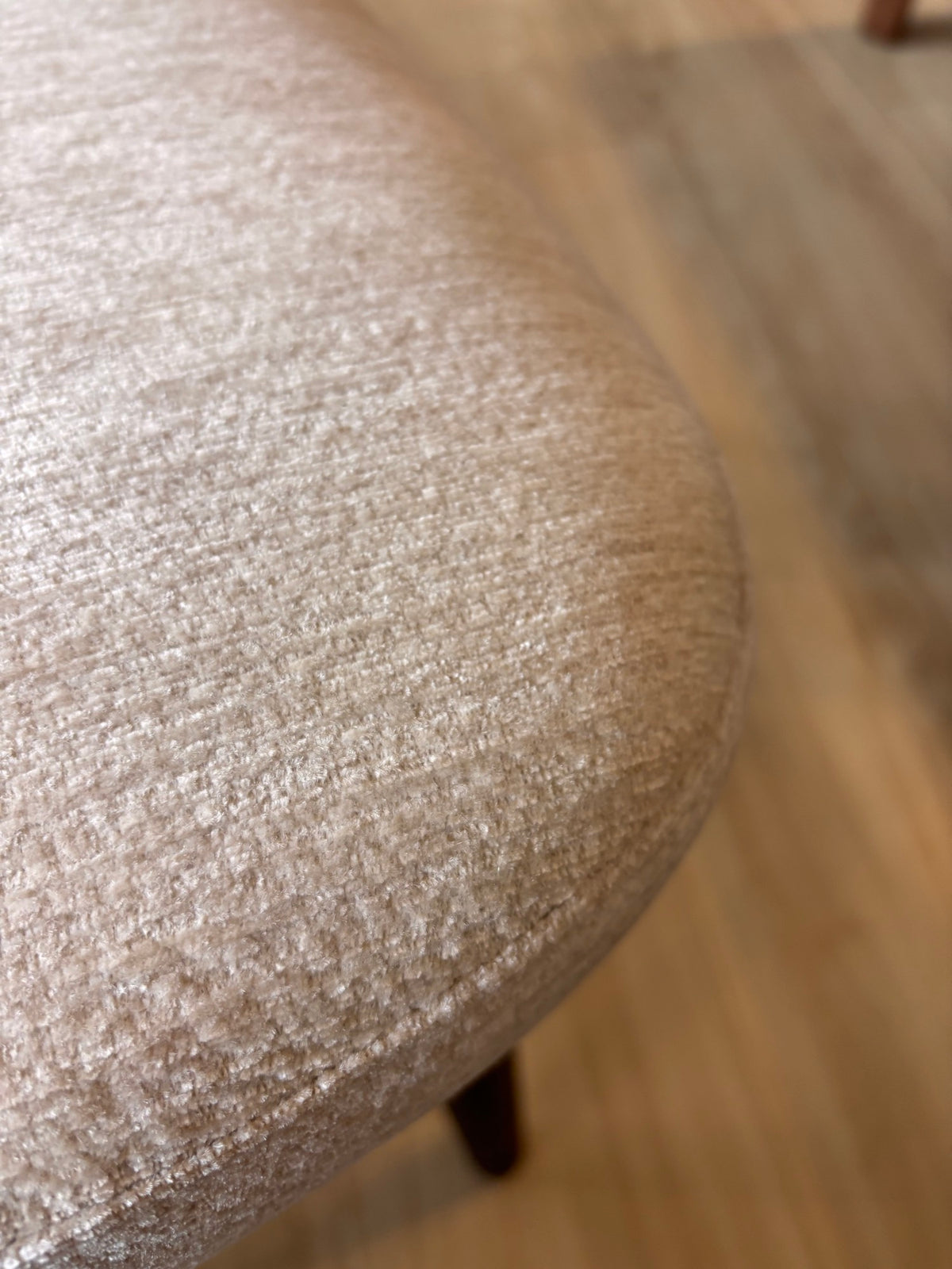 ZORA - Crema (CON113) - Base de Madera Negra