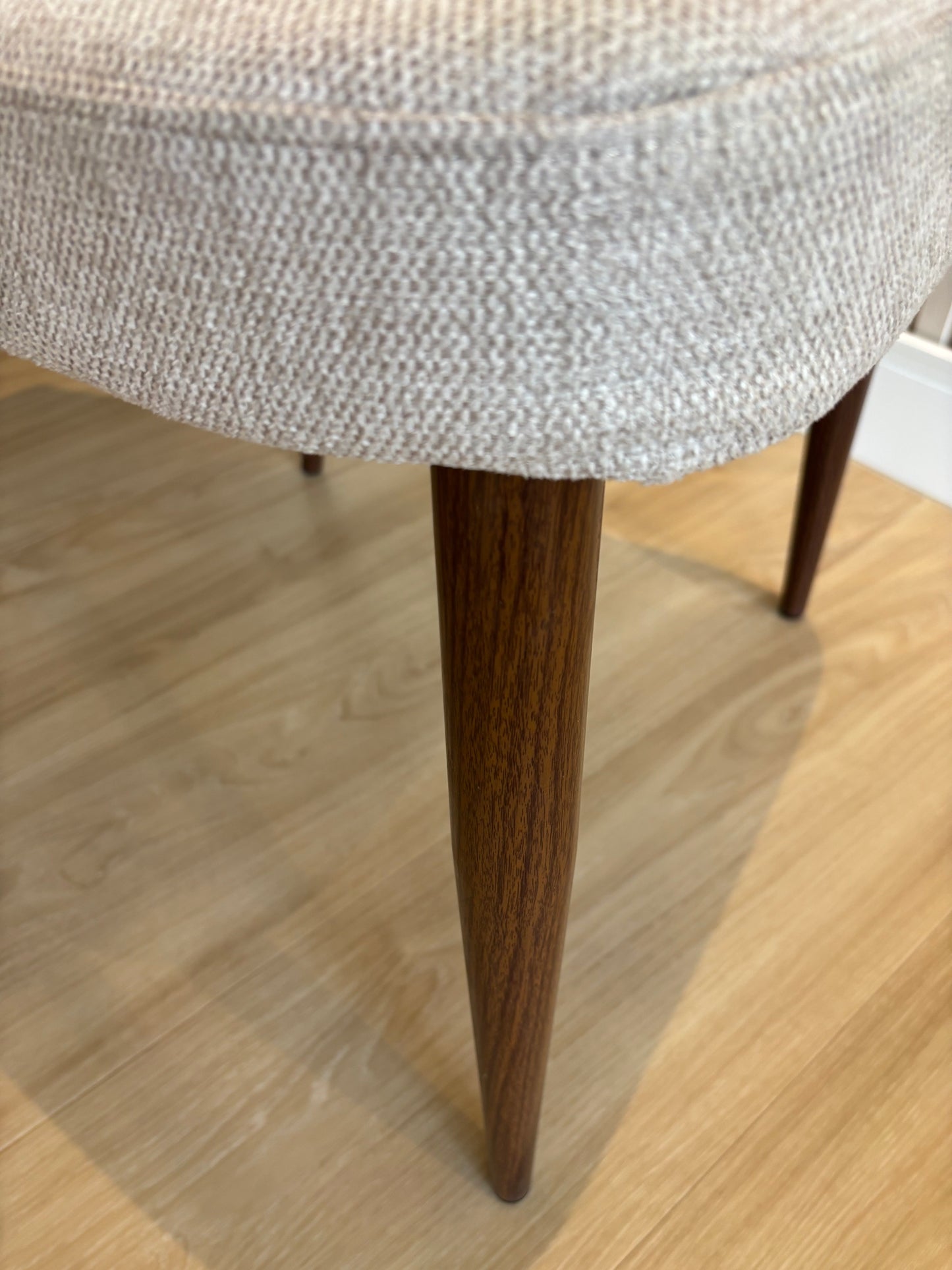 Hera - Beige U920-01 - Base de Metal Walnut
