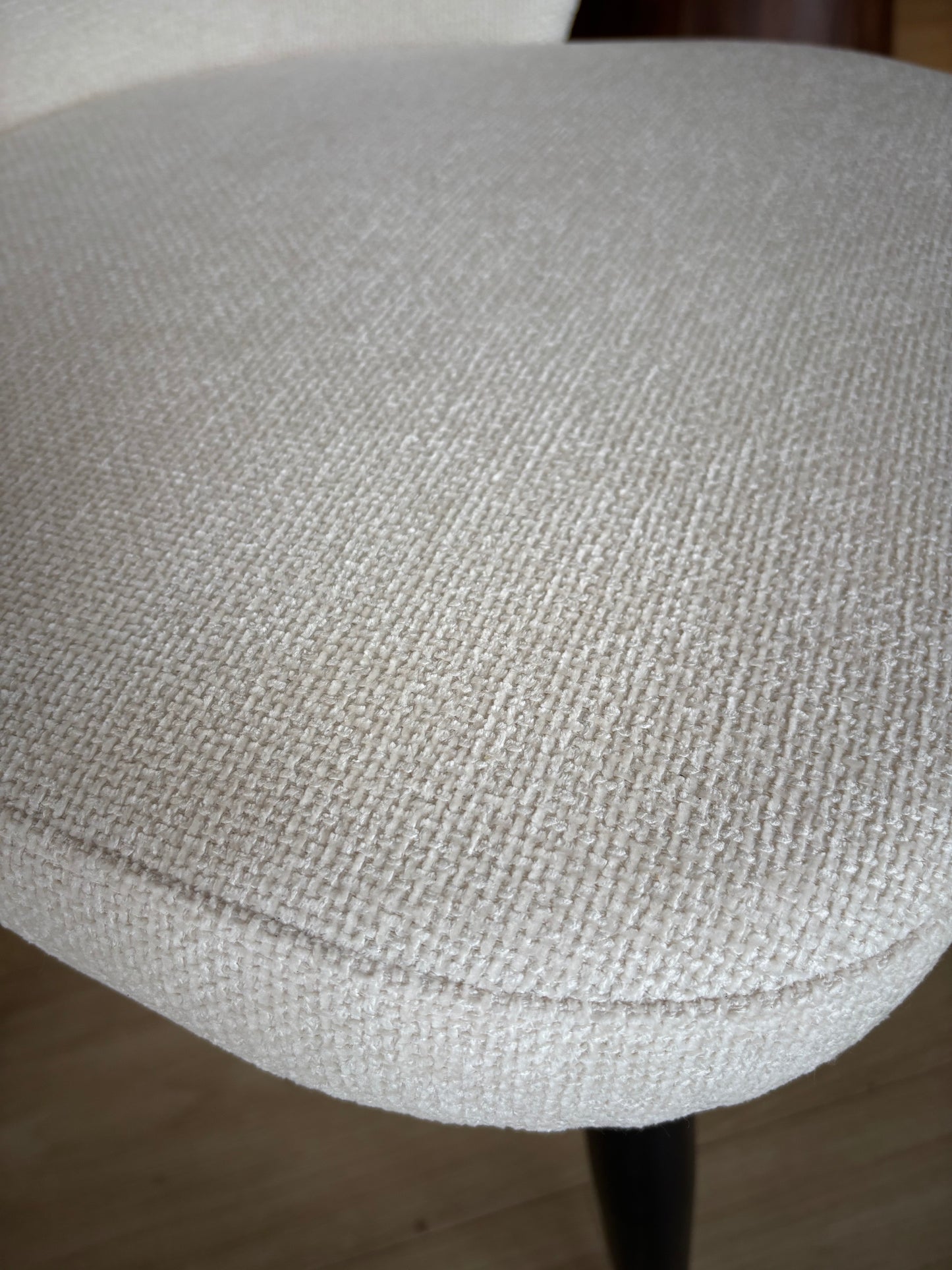 AVA - Tela Crema - Base Negra