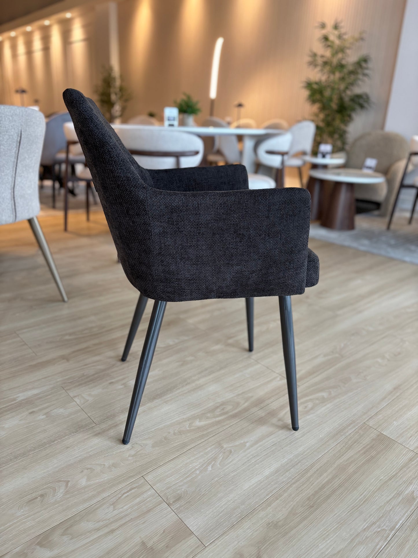MILA - Tela Negra - Base Titanium Black