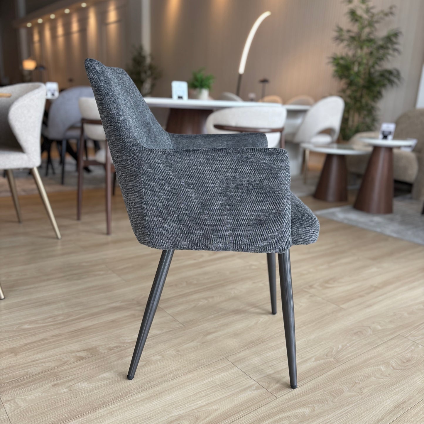 MILA - Tela Gris Oscuro - Base Titanium Black