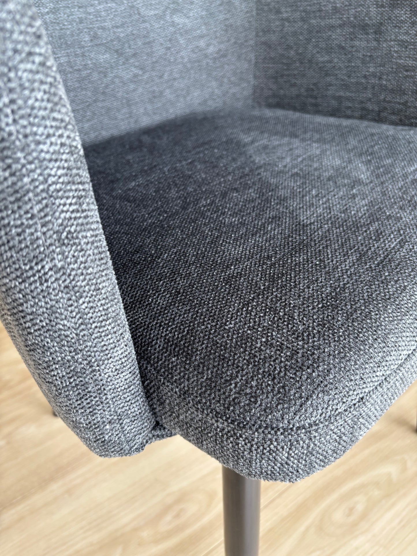 MILA - Tela Gris Oscuro - Base Titanium Black
