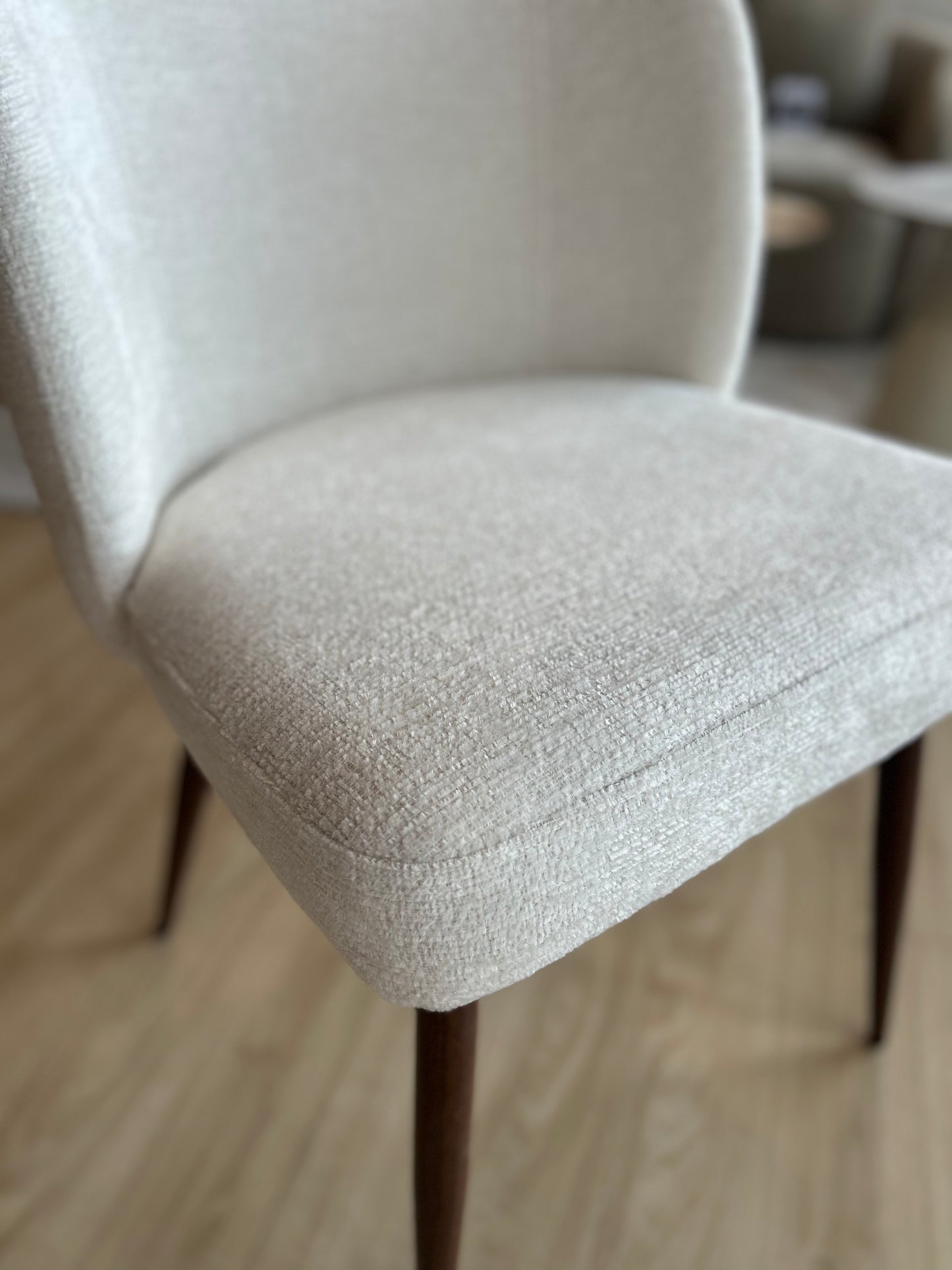 GIULIA - Tela Blanca - Base Color Nuez Oscuro