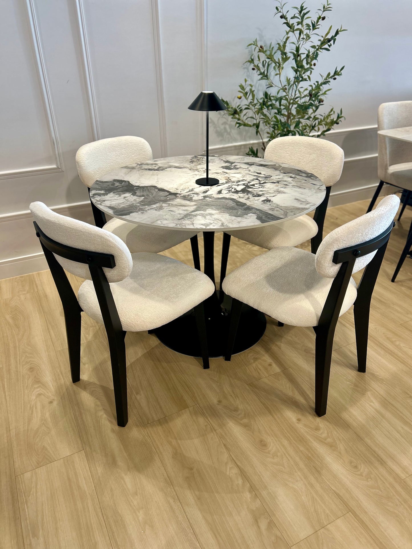 Juego de Comedor - Isla + 4 Sillas de Comedor Nora Black