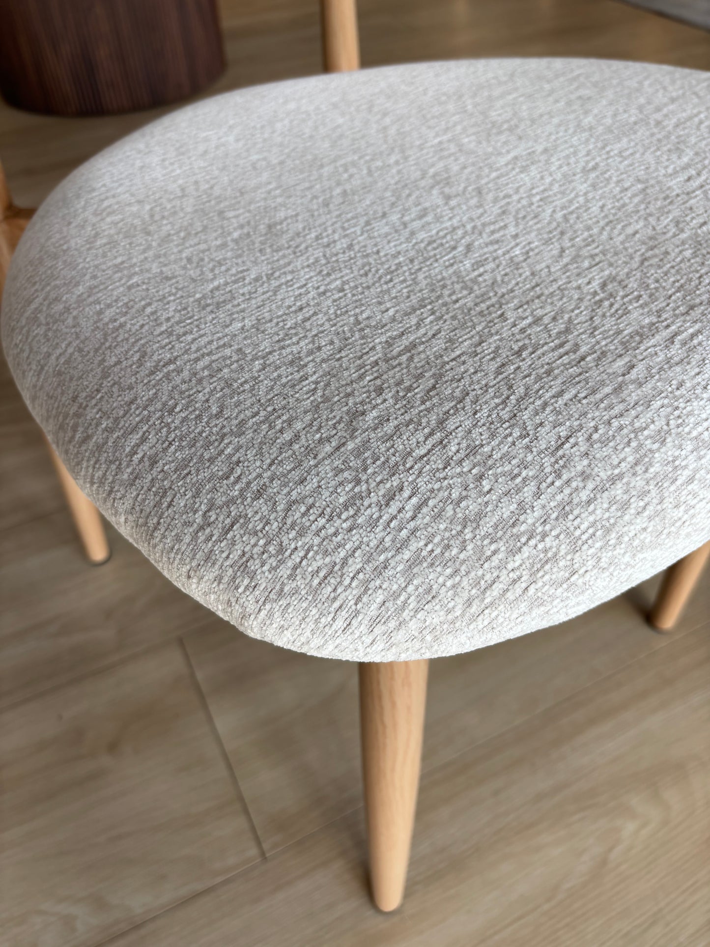 LINA - Tela Crema - Base de Metal Color Roble (OAK)