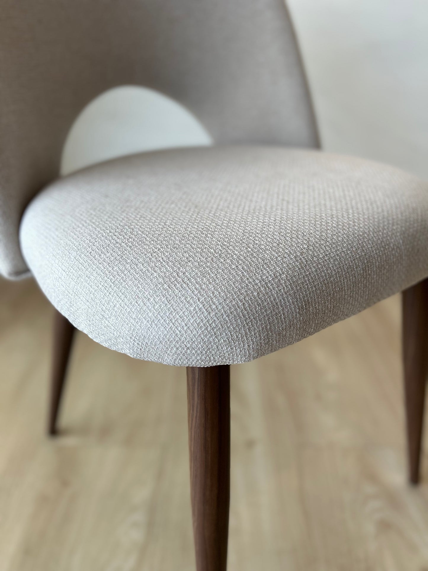 MAYA - Beige (BAR04) - Base de Metal Color Walnut