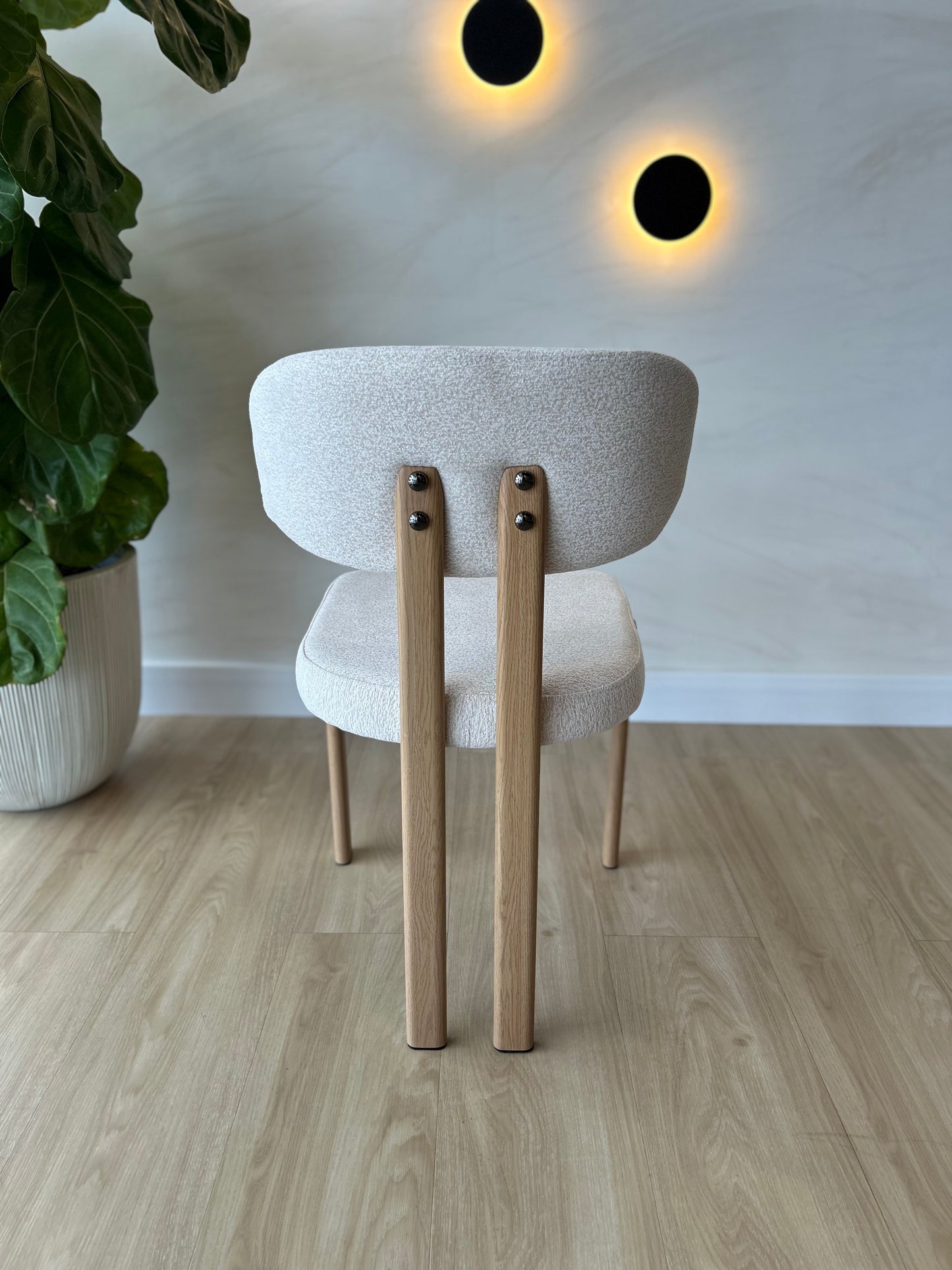 MIKA - Crema (MIS04) - Base de Metal Color Oak