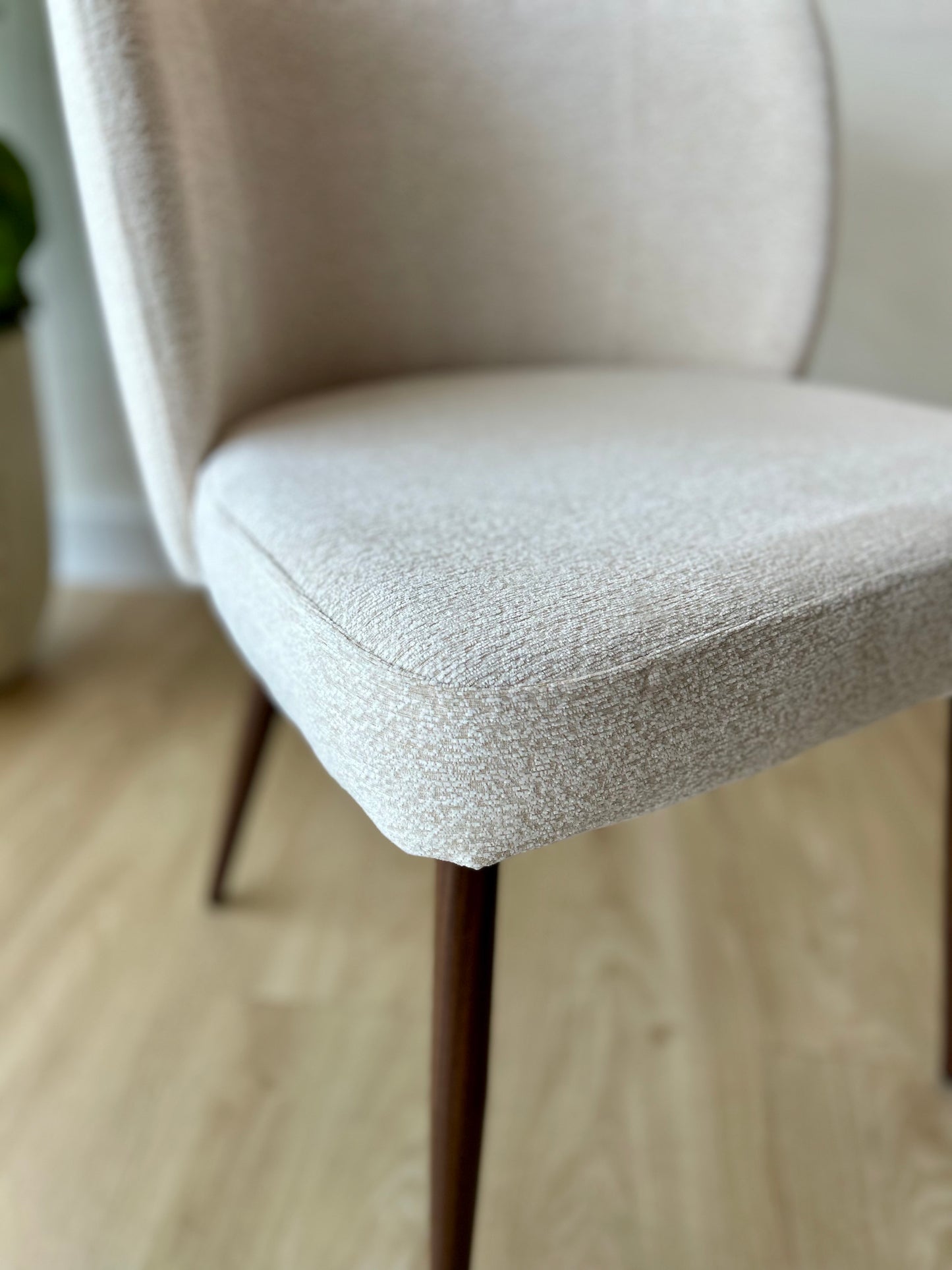 GIULIA - Crema (MIS04) - Base de Metal Color Walnut