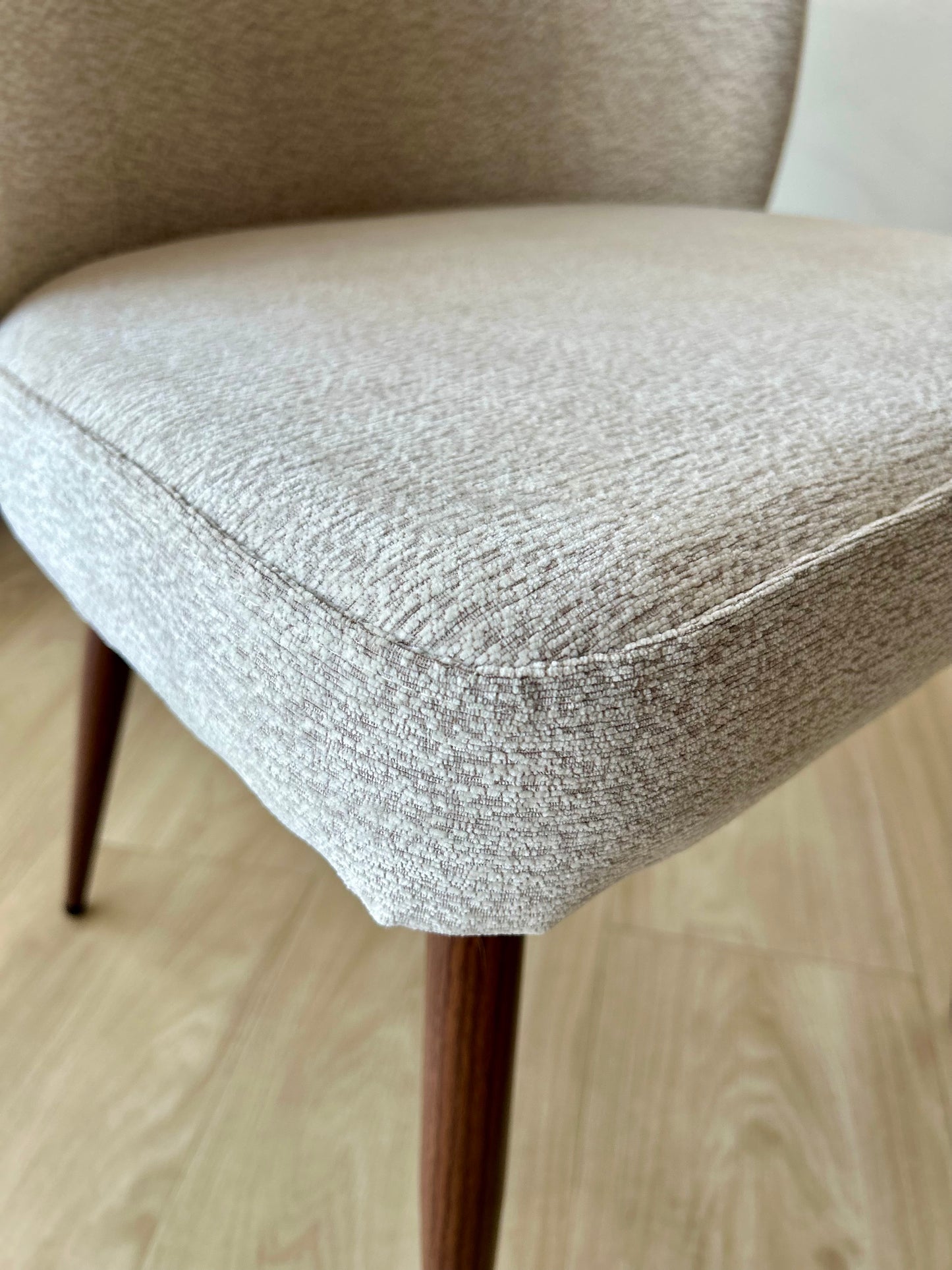 GIULIA - Beige (MIS3) - Base de Metal Color Walnut