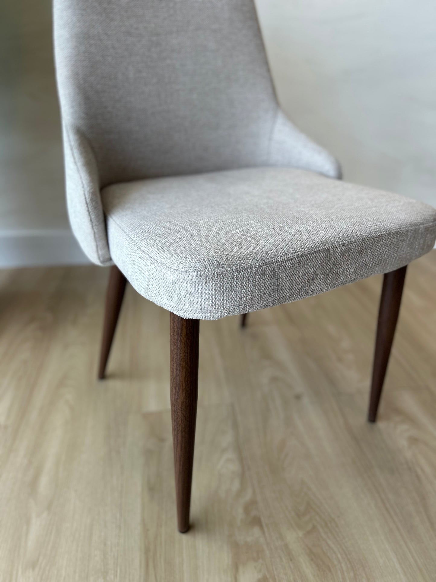 Hera - Beige U920-01 - Base de Metal Walnut