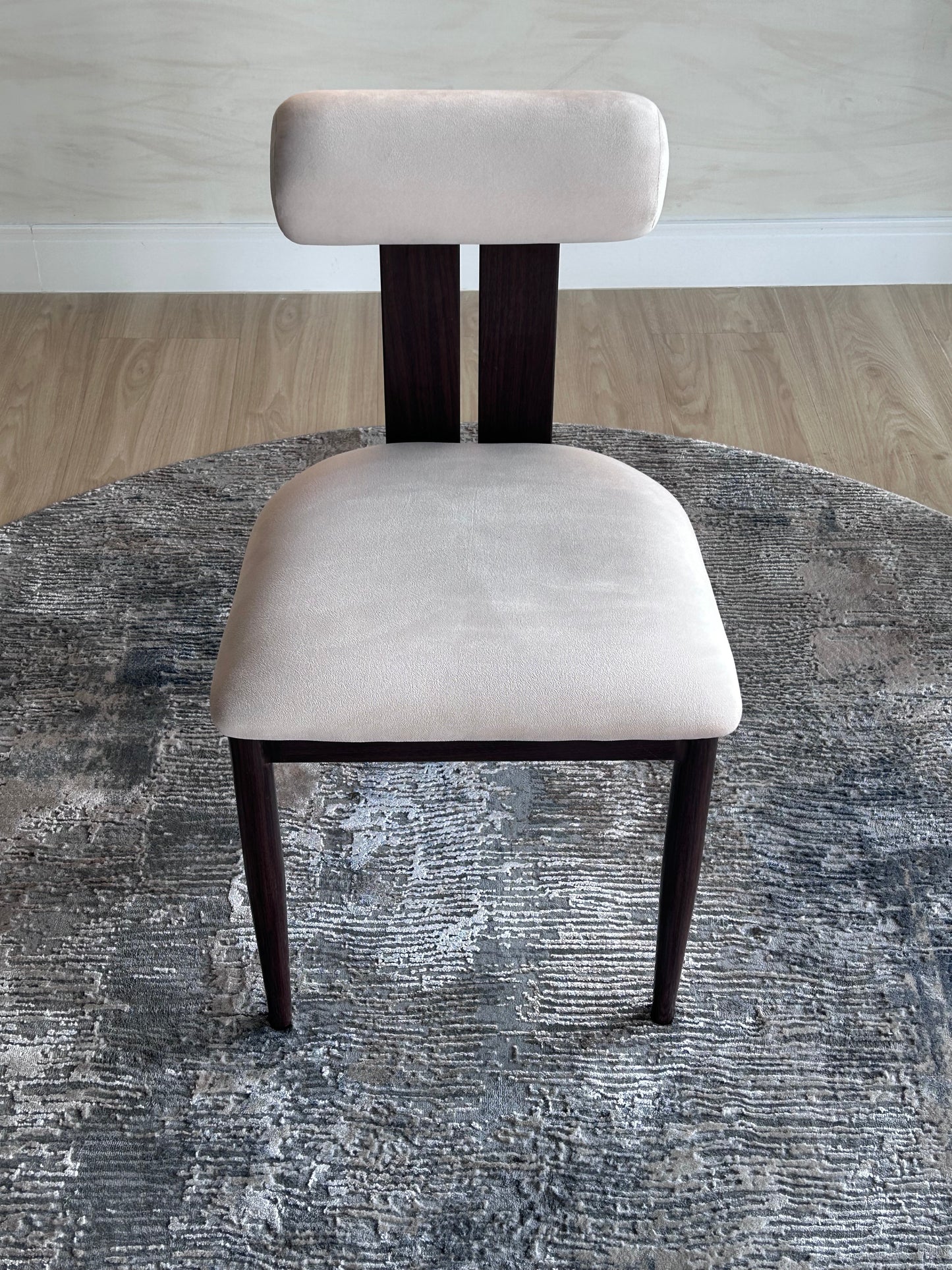 NOVA - Tela Crema Velvet - Base de Metal Color Nuez Oscuro