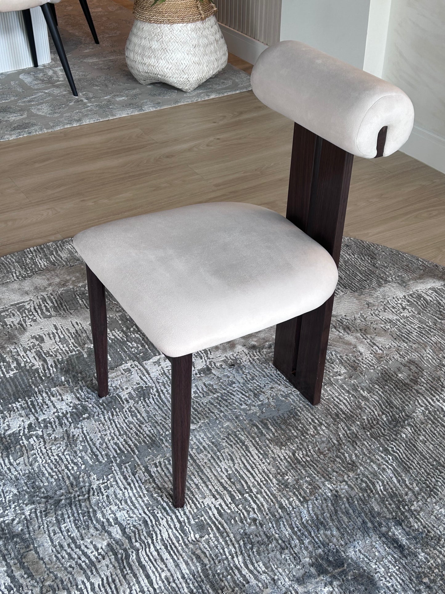 NOVA - Tela Crema Velvet - Base de Metal Color Nuez Oscuro