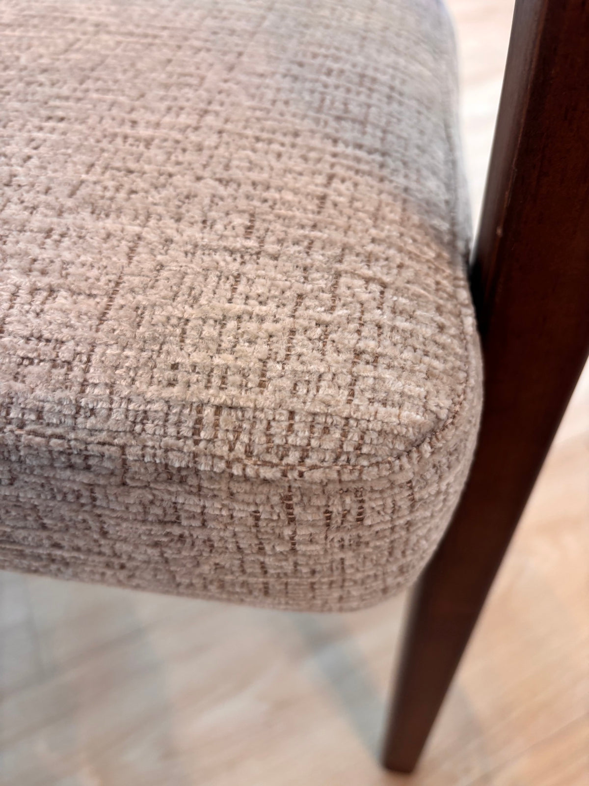 LOUIS - Beige (KAN06) - Base de Madera Walnut