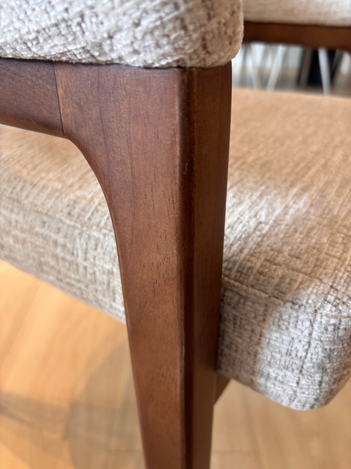 LOUIS - Beige (KAN06) - Base de Madera Walnut