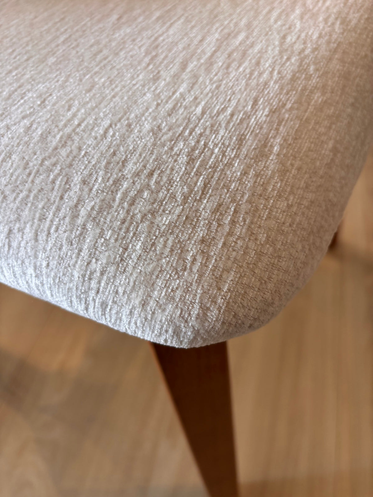 SOPHIE - Crema (CON111) - Base de Madera Oak