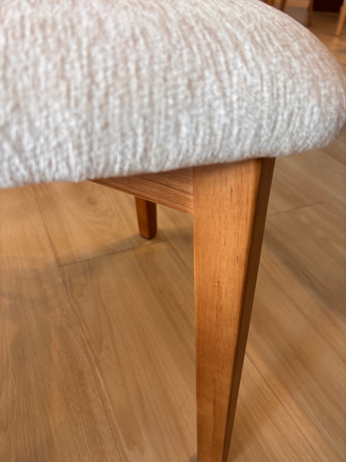SOPHIE - Crema (CON111) - Base de Madera Oak
