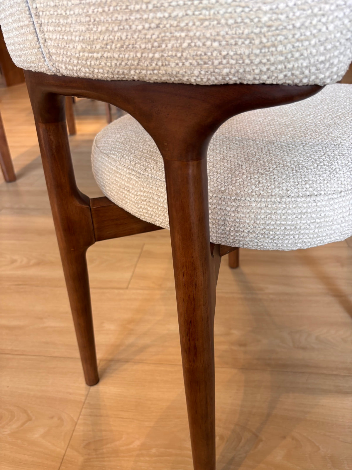 ZORA - Beige (MIL103) - Base de Madera Walnut