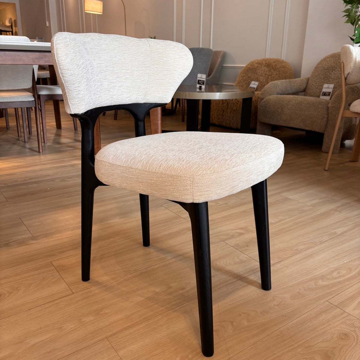 ZORA - Crema (CON113) - Base de Madera Negra