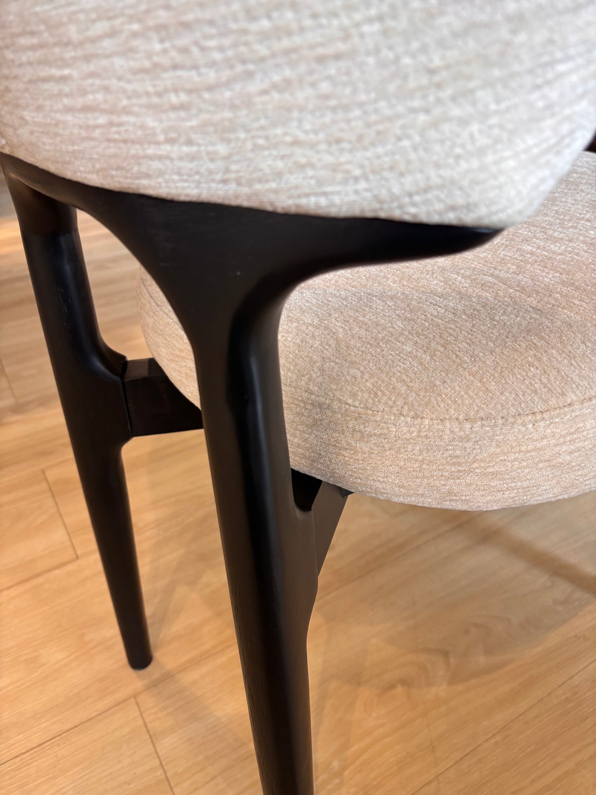 ZORA - Crema (CON113) - Base de Madera Negra