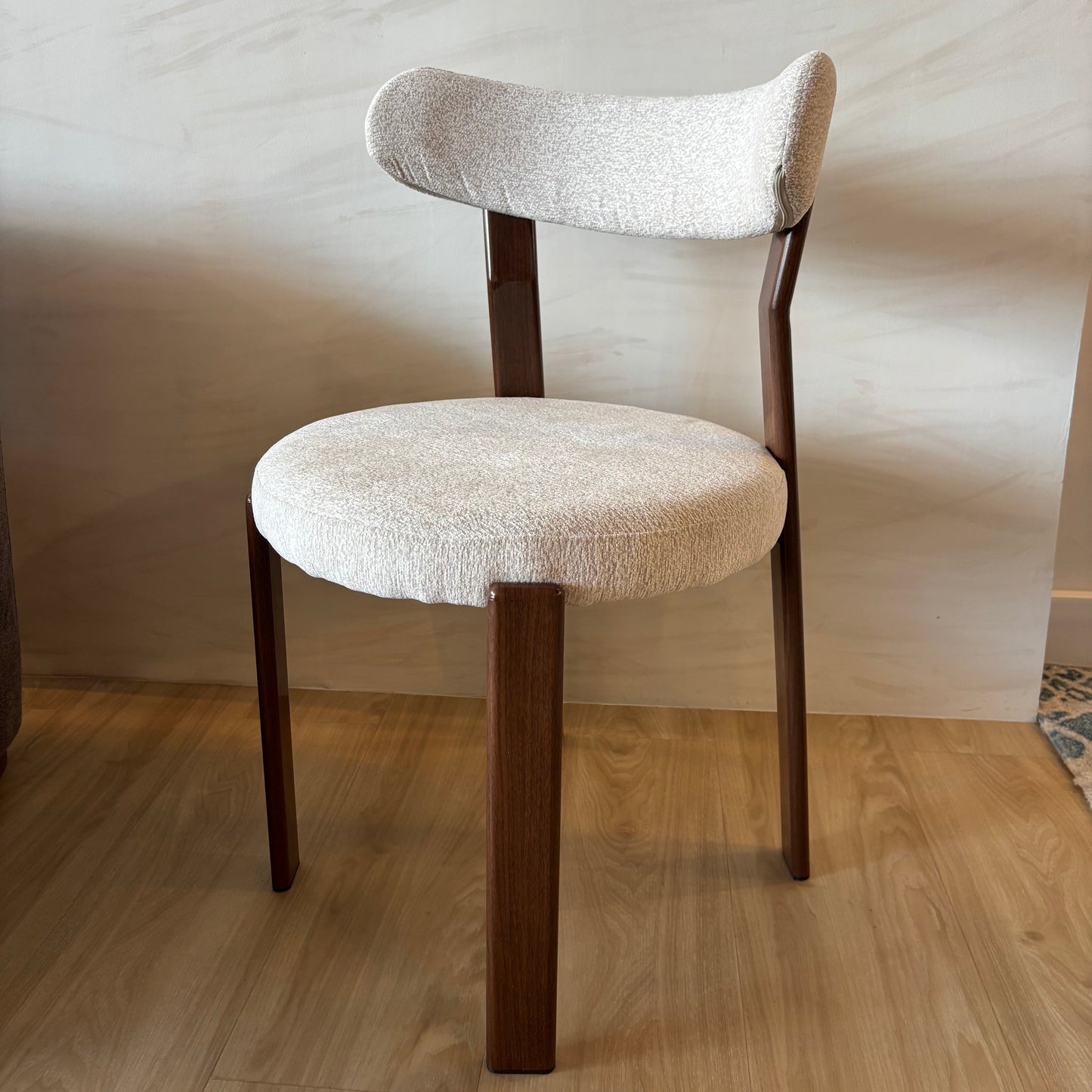 FRIDA - Beige MIS03 - Base de Metal Walnut