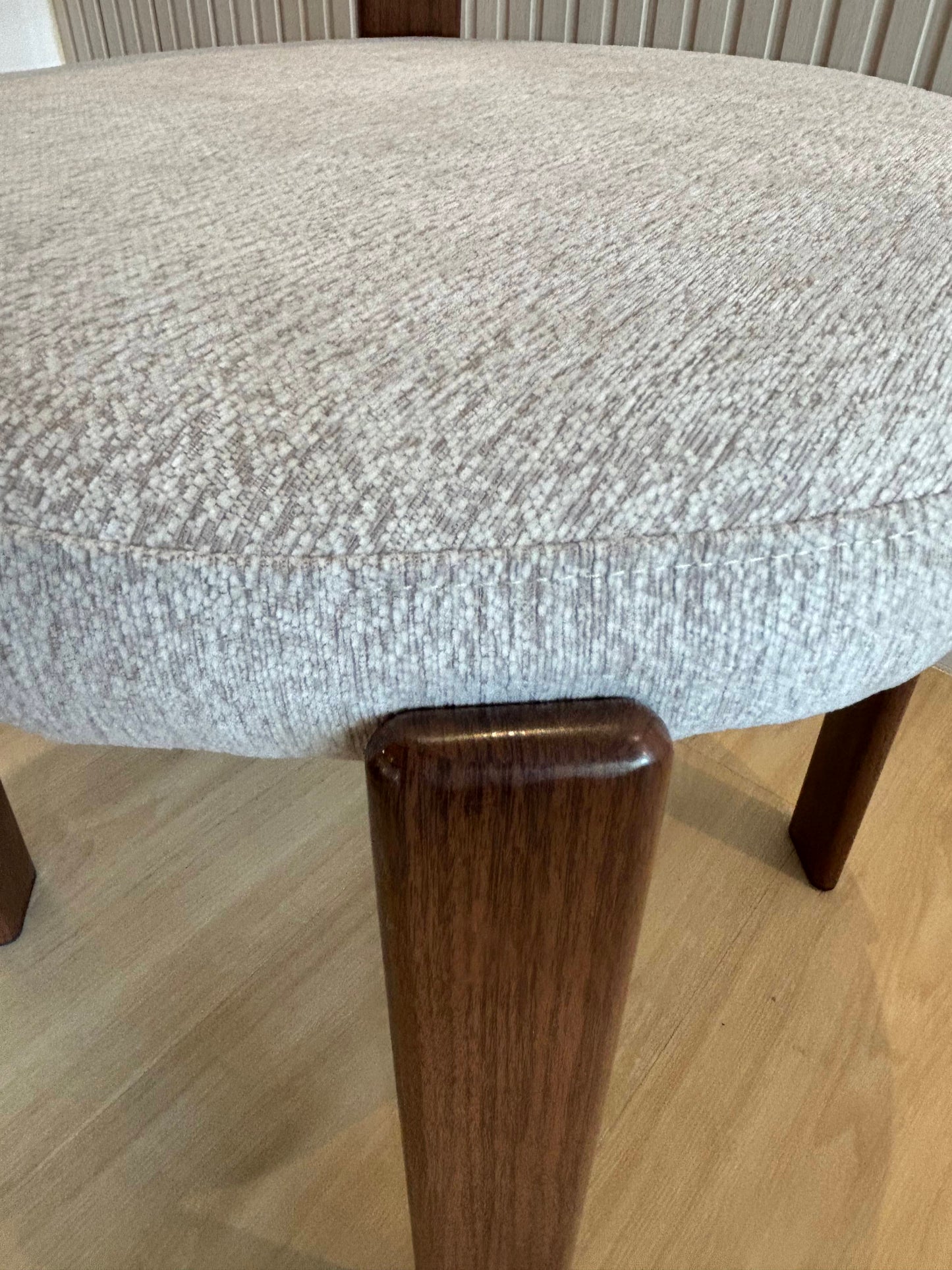 FRIDA - Beige MIS03 - Base de Metal Walnut