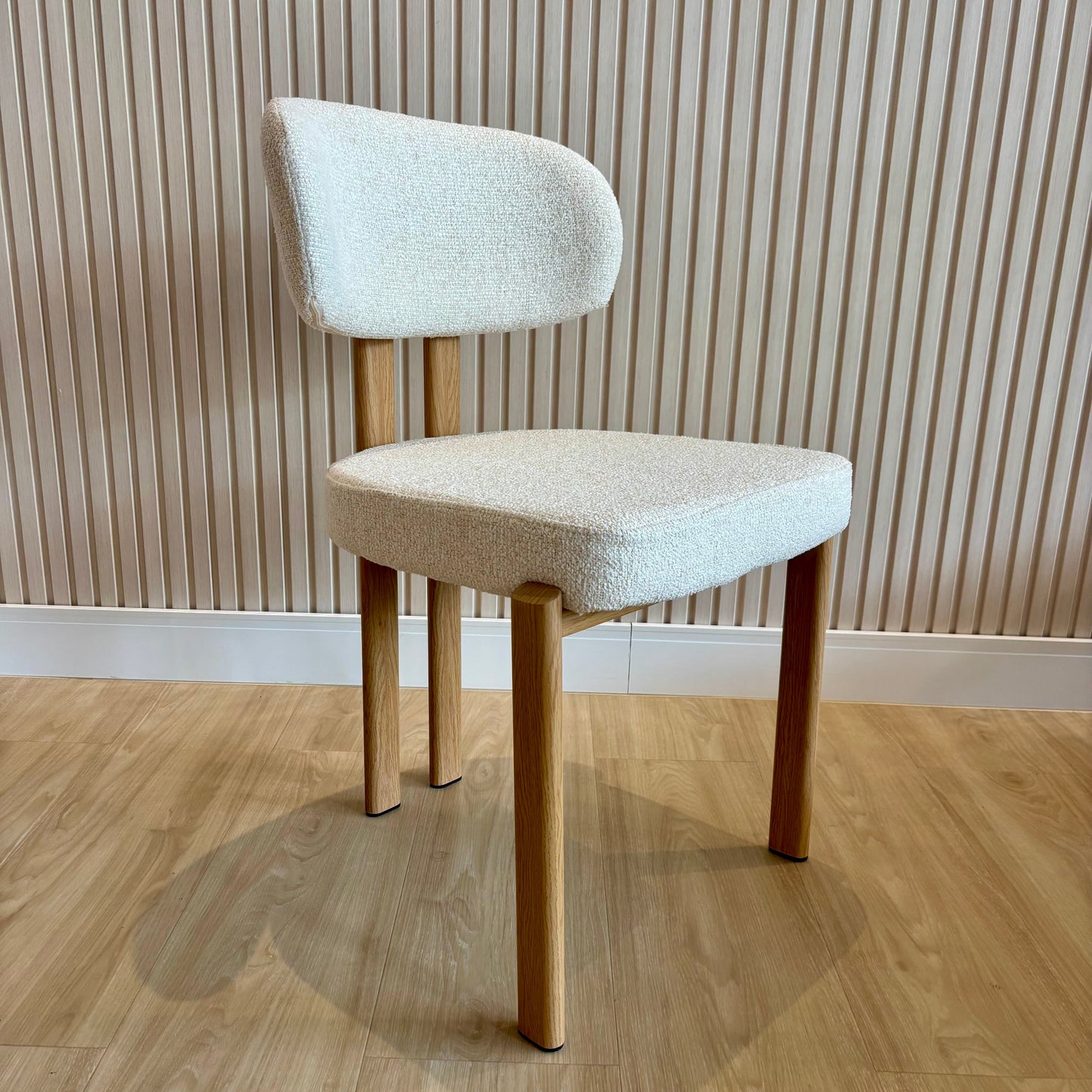 MIKA - Crema PUE 03 - Base de Metal Oak