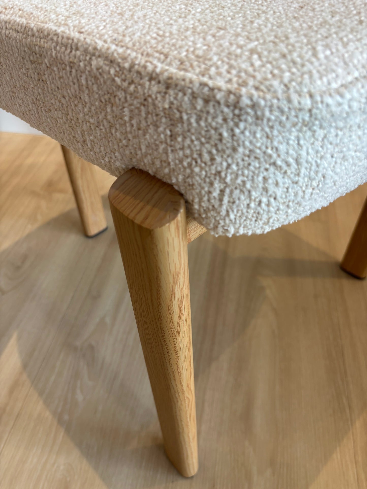 MIKA - Crema PUE 03 - Base de Metal Oak