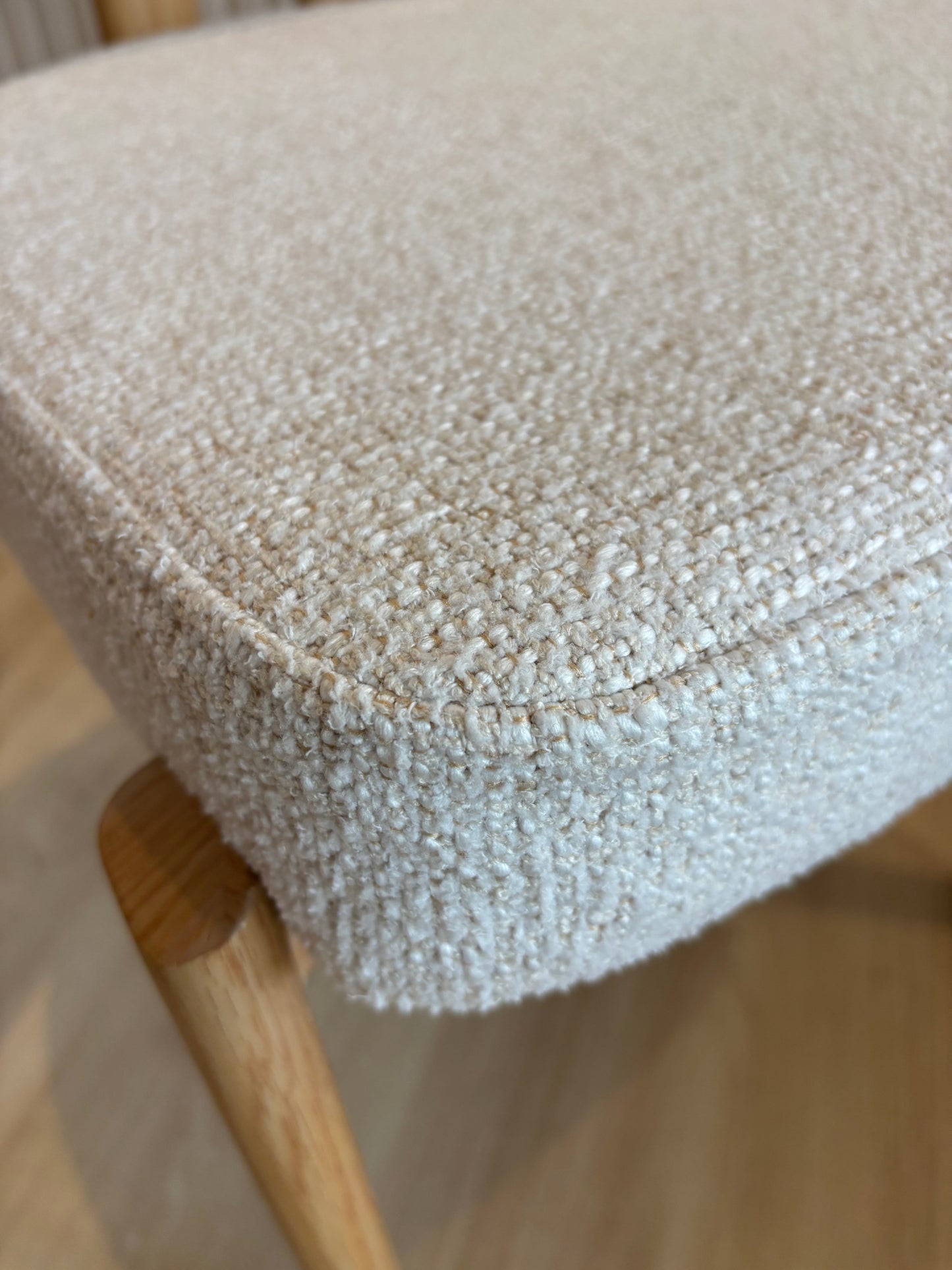 MIKA - Crema PUE 03 - Base de Metal Oak