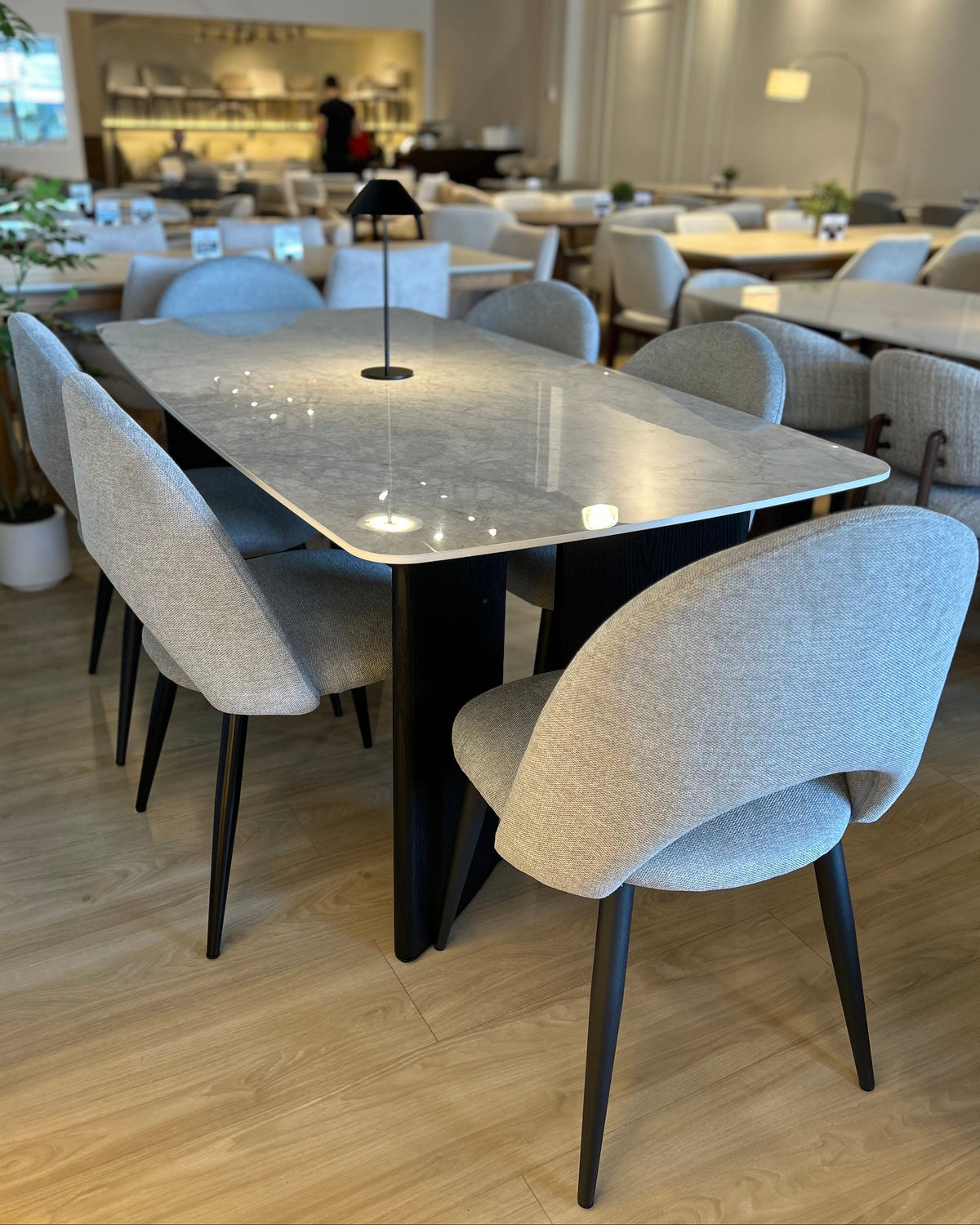Mesa Aisha 180cm (Base Negra) + 6 Sillas Maya Gris