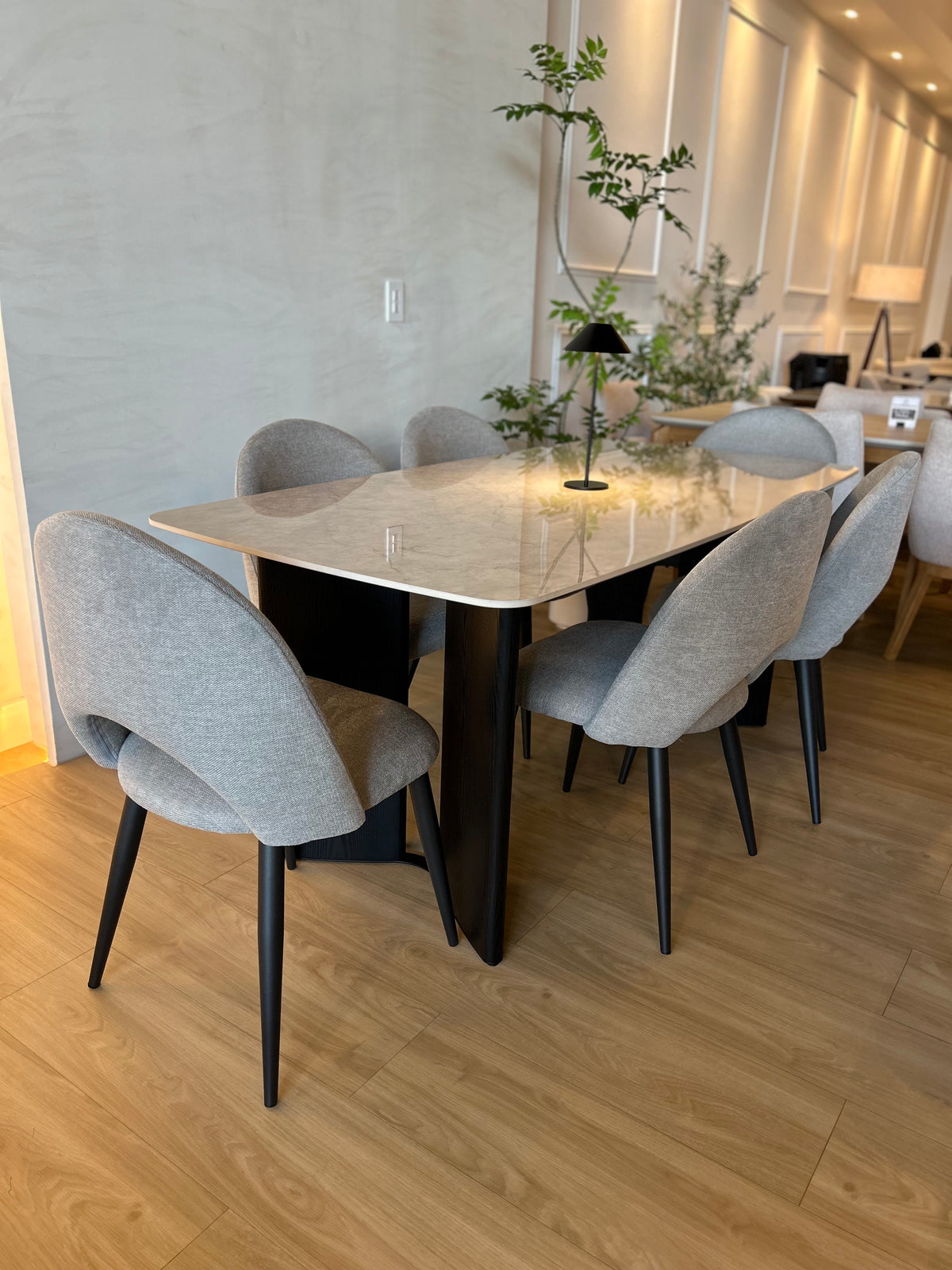 Mesa Aisha 180cm (Base Negra) + 6 Sillas Maya Gris