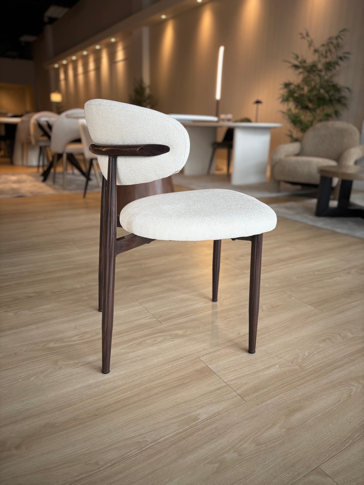 LINA - Tela Crema - Base de Metal Color Nuez Oscuro