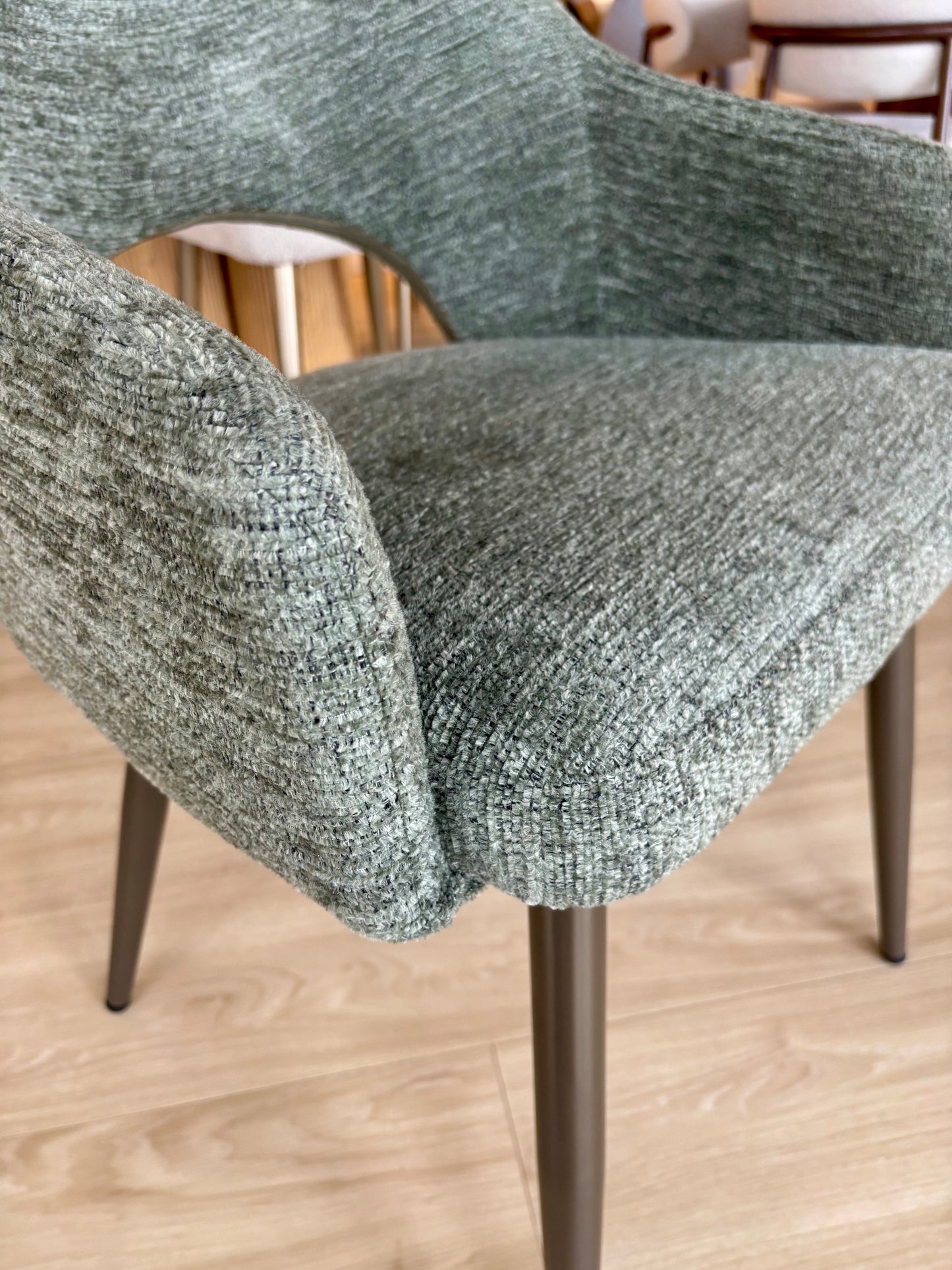 CAMILLE - Tela Verde - Base Marrón Oscuro