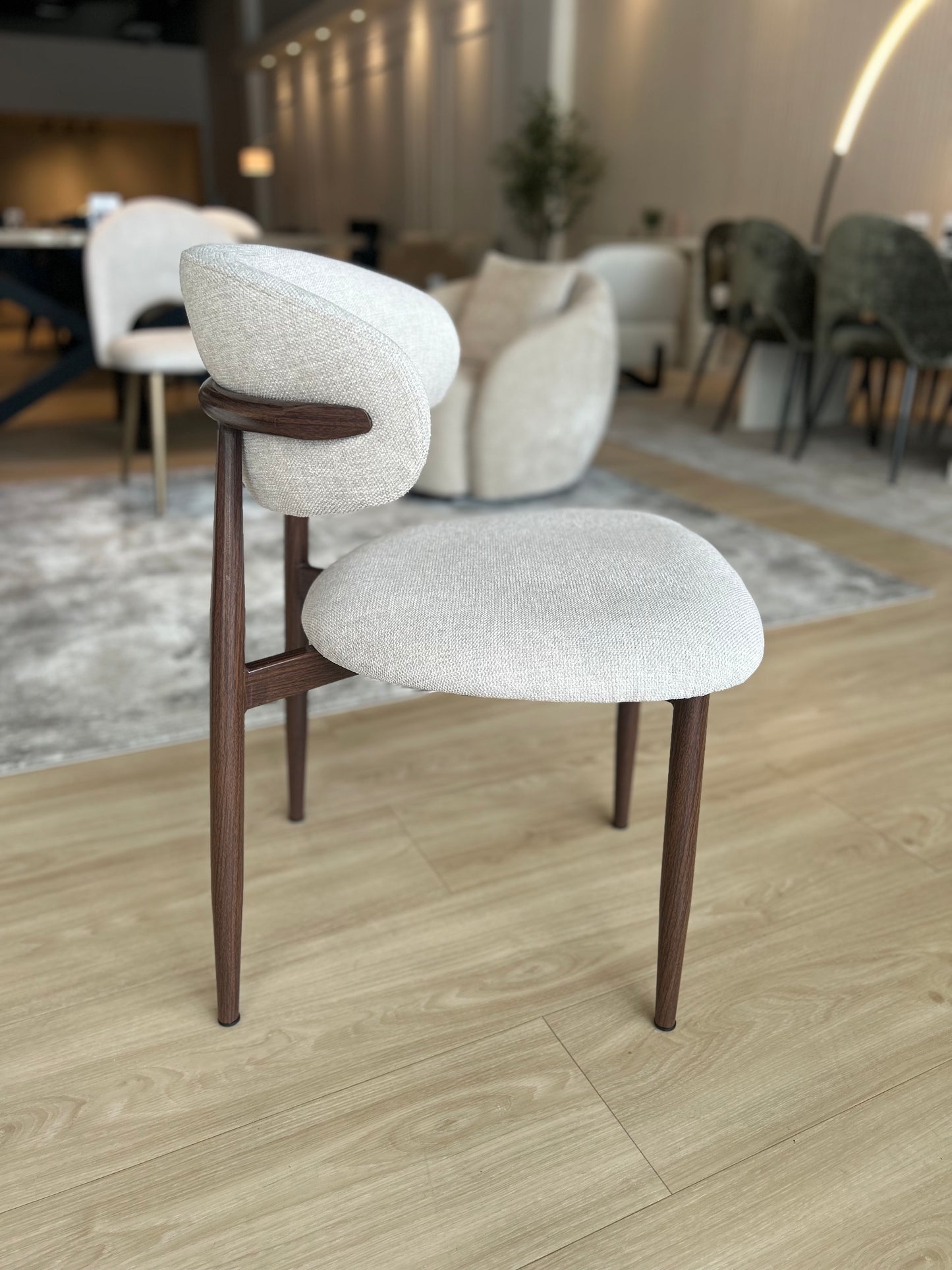 LINA - Tela Beige - Base de Metal Color Nuez Oscuro