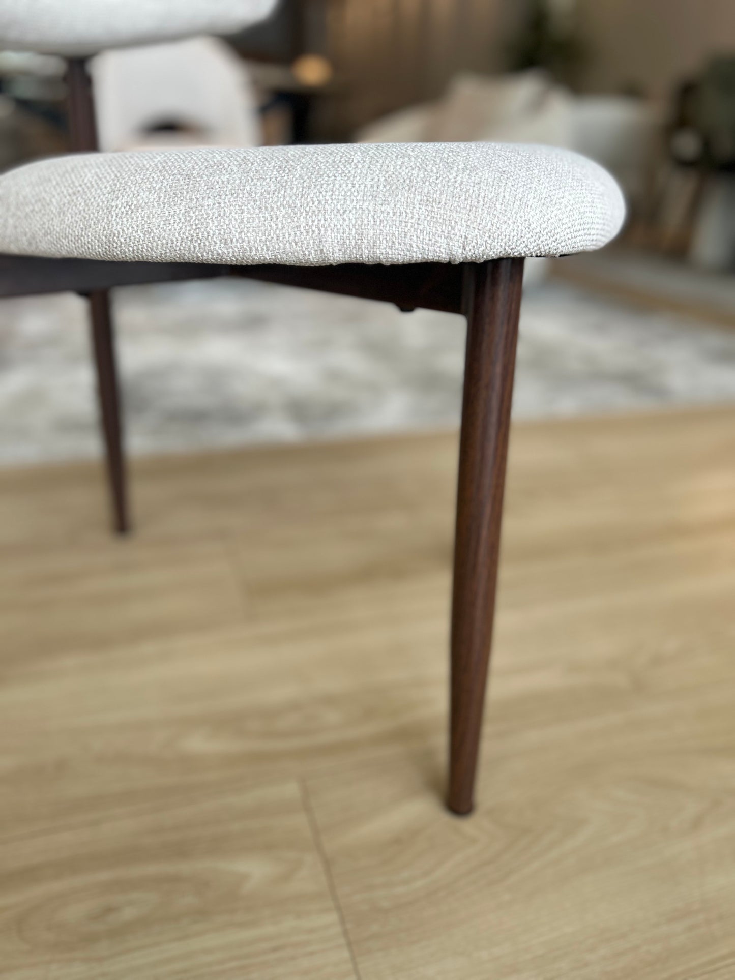 LINA - Tela Beige - Base de Metal Color Nuez Oscuro