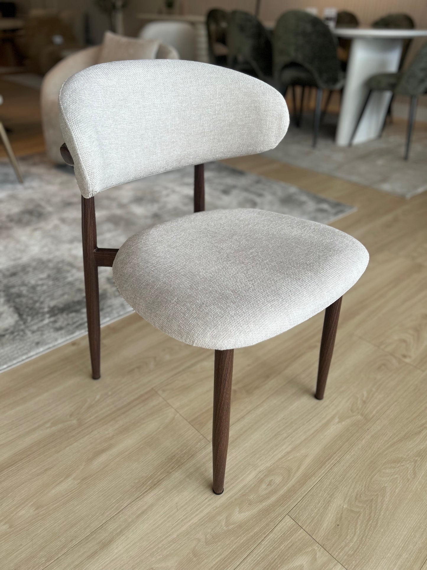 LINA - Tela Beige - Base de Metal Color Nuez Oscuro