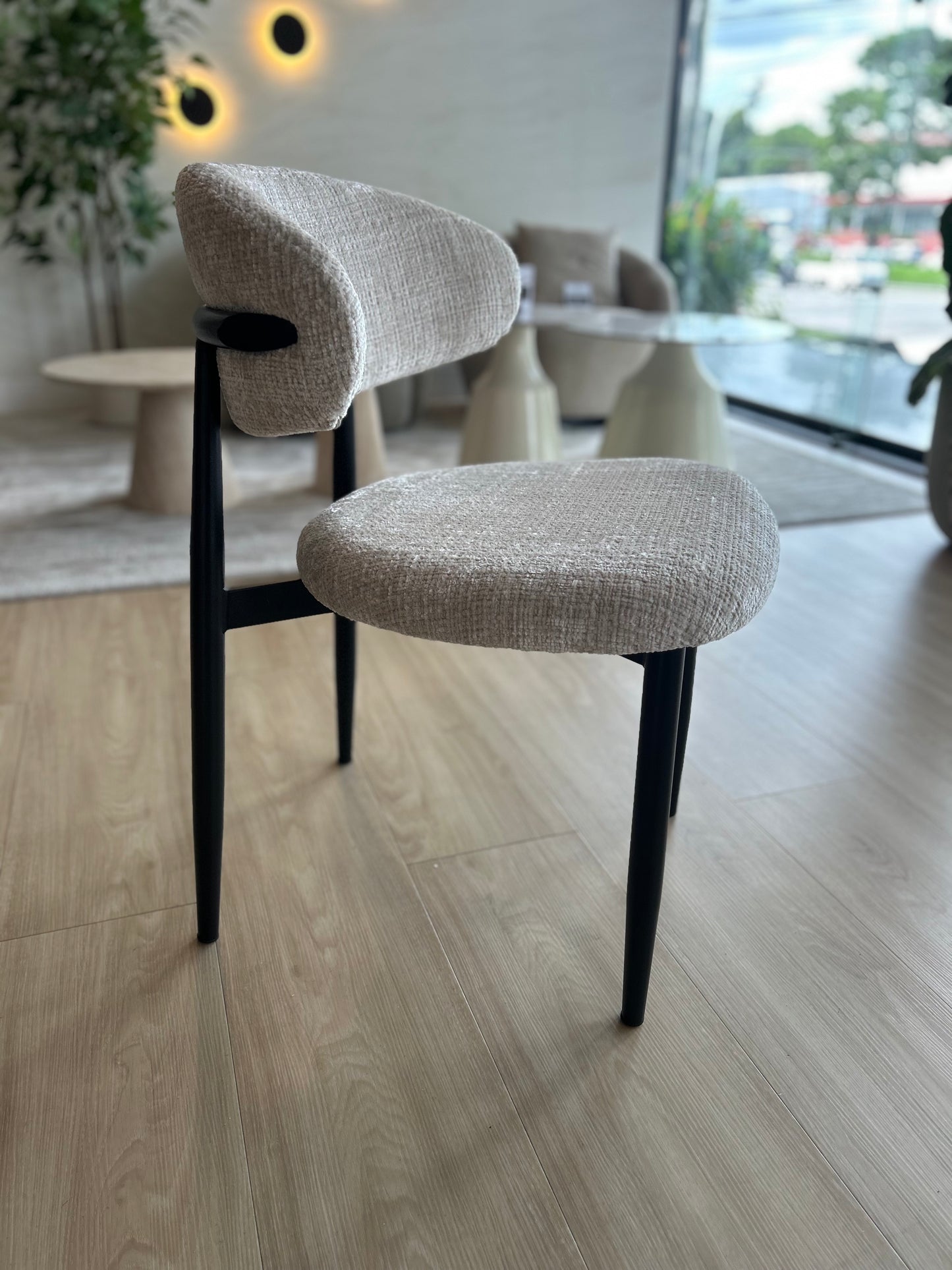 LINA - Tela Crema - Base Negra