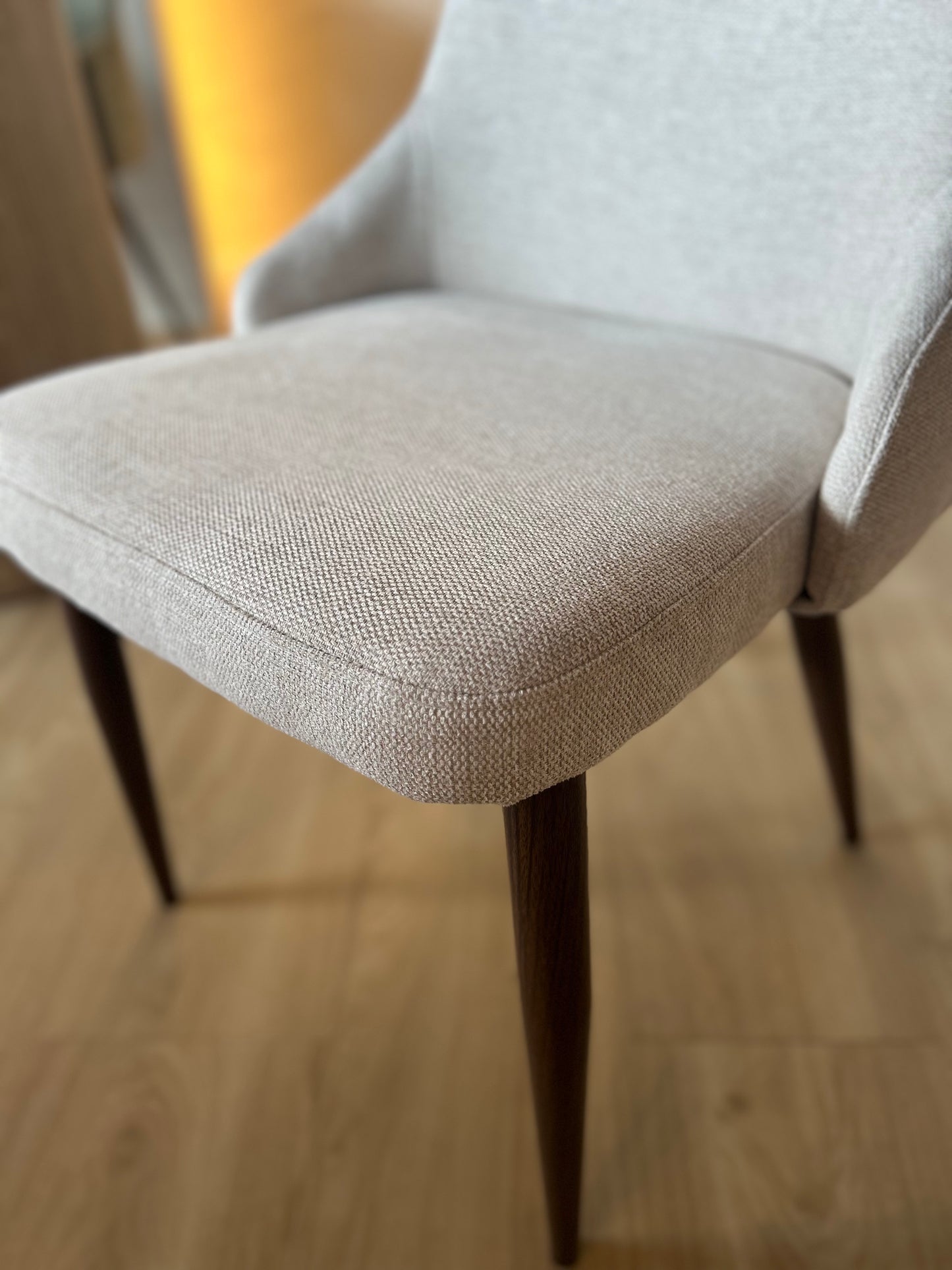 HERA - Tela Beige - Base Color Nuez Oscuro