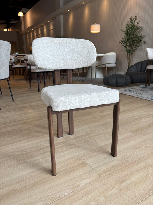 MIKA - Tela Gris Claro - Base de Metal Color Nuez Oscuro