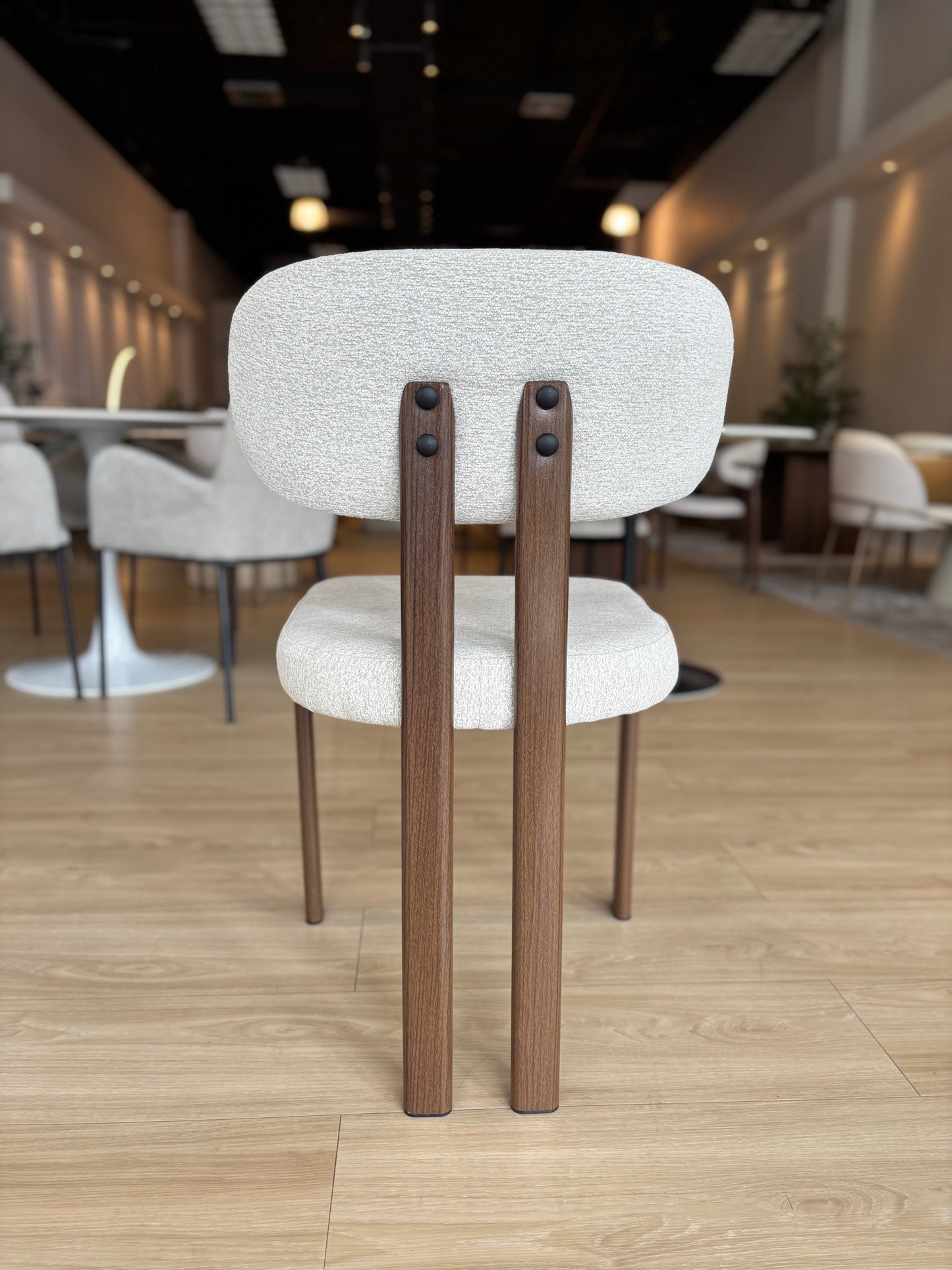 MIKA - Tela Gris Claro - Base de Metal Color Nuez Oscuro