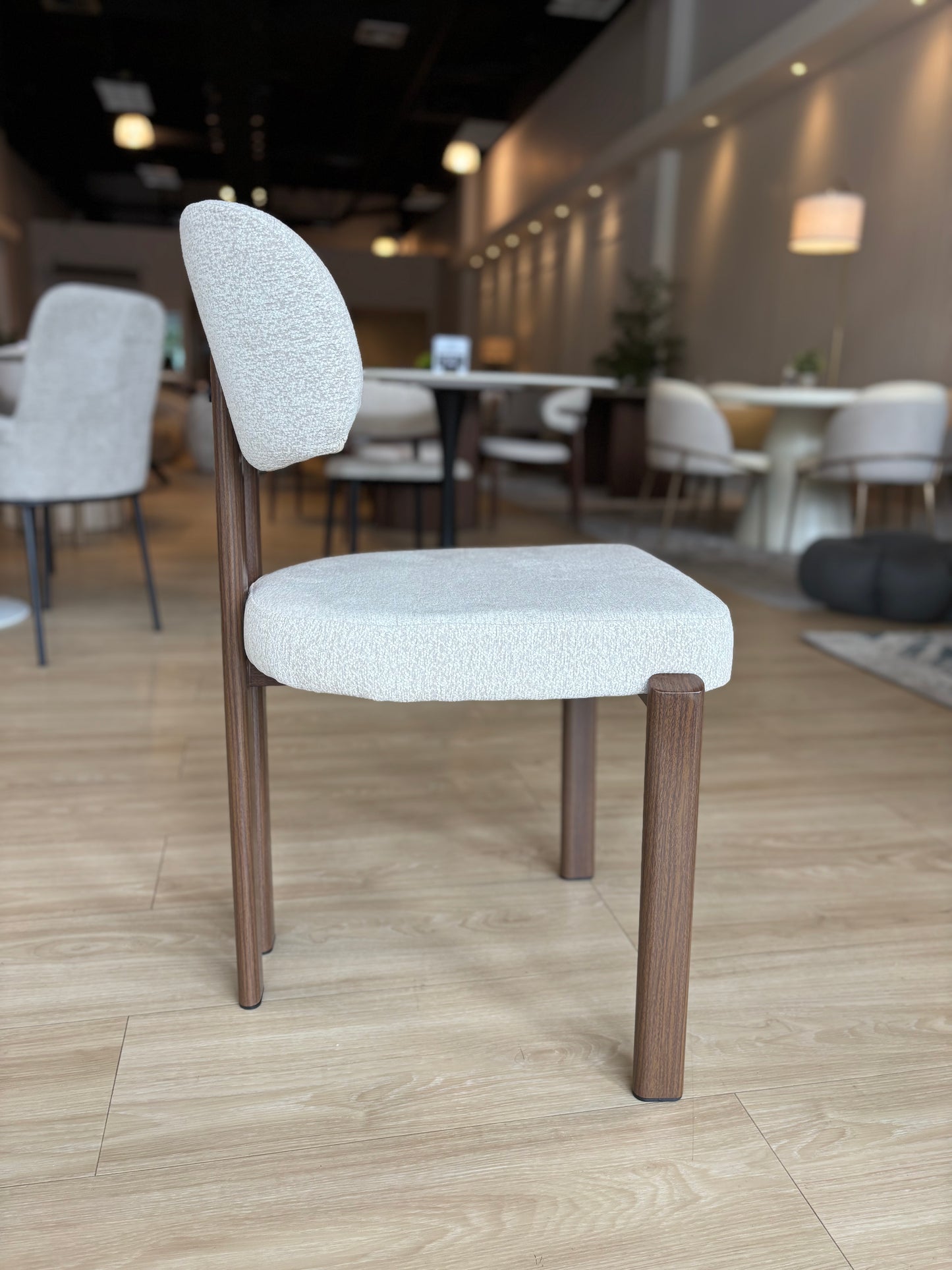 MIKA - Tela Gris Claro - Base de Metal Color Nuez Oscuro