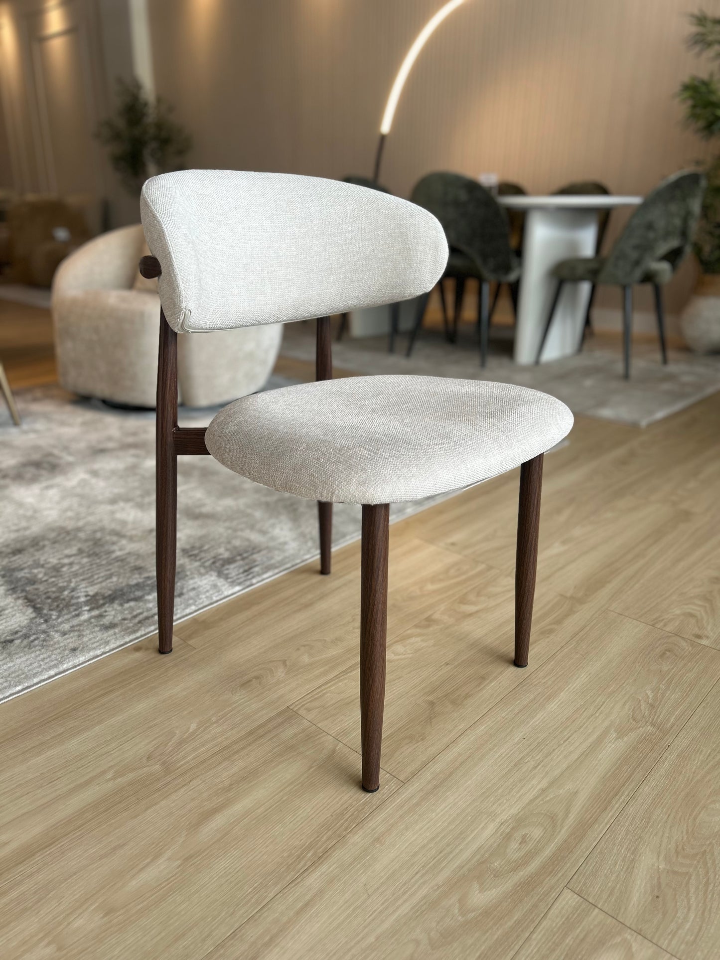LINA - Tela Beige - Base de Metal Color Nuez Oscuro