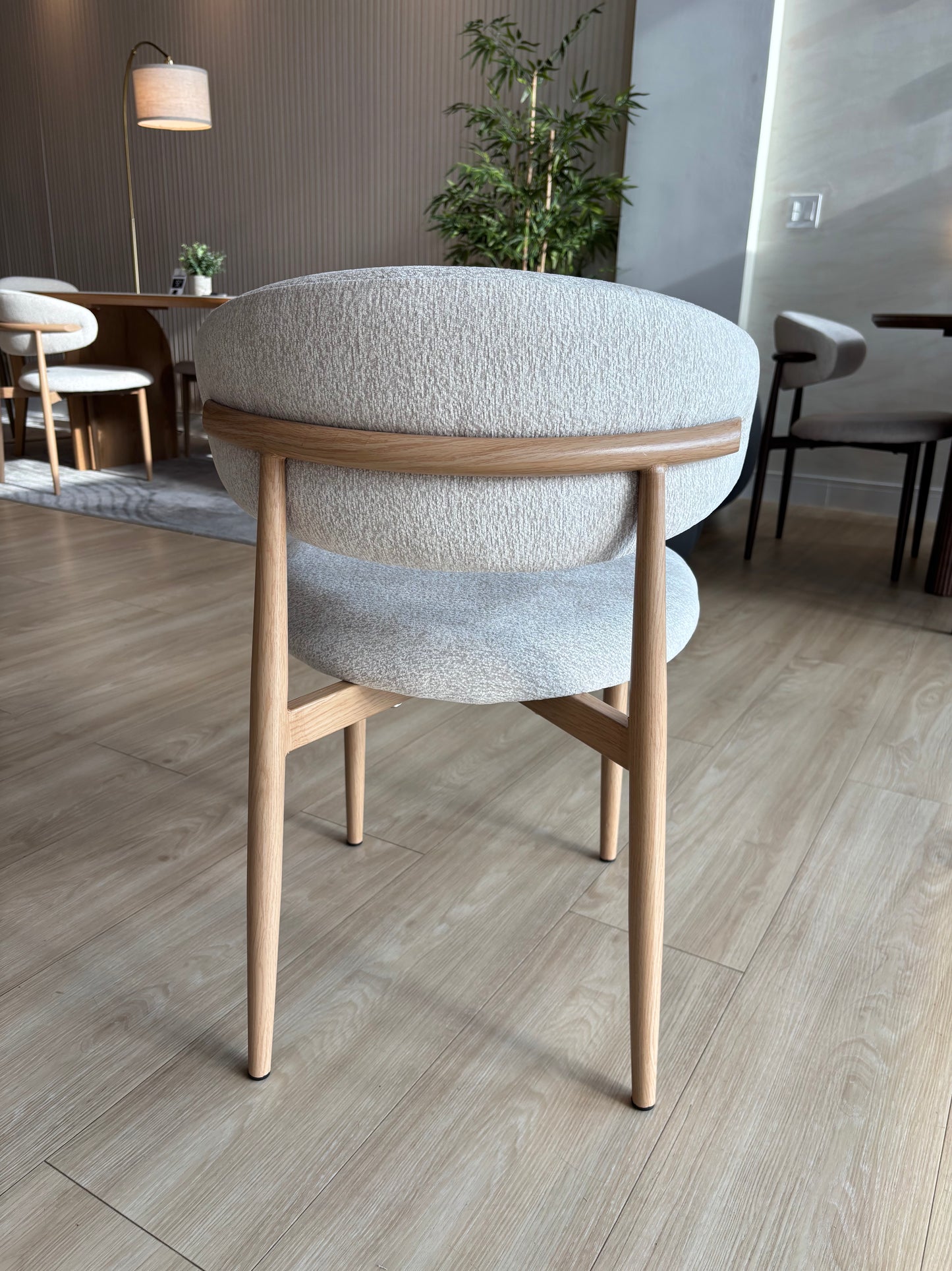 LINA - Tela Crema - Base de Metal Color Roble (OAK)