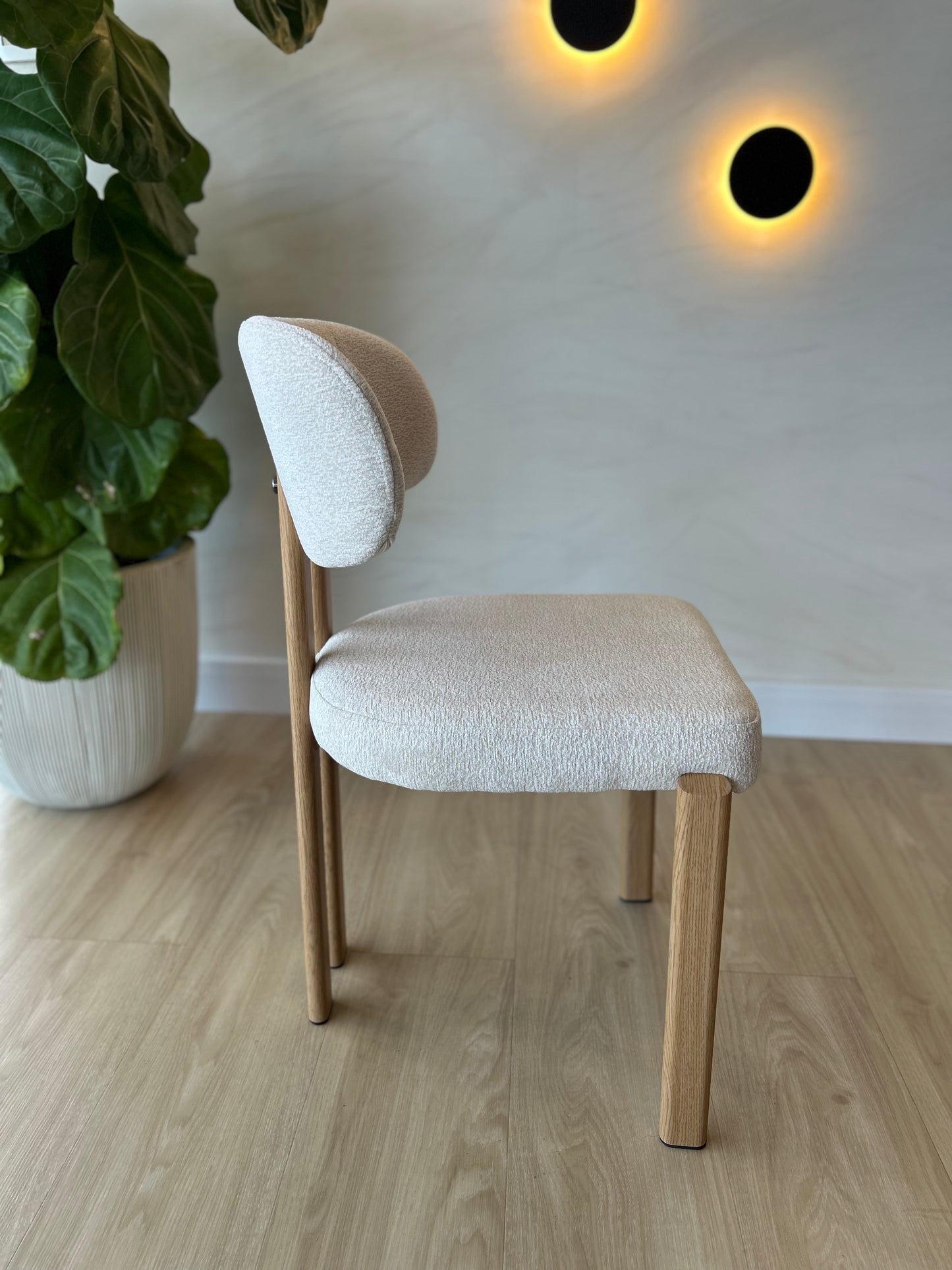 MIKA - Crema (MIS04) - Base de Metal Color Oak