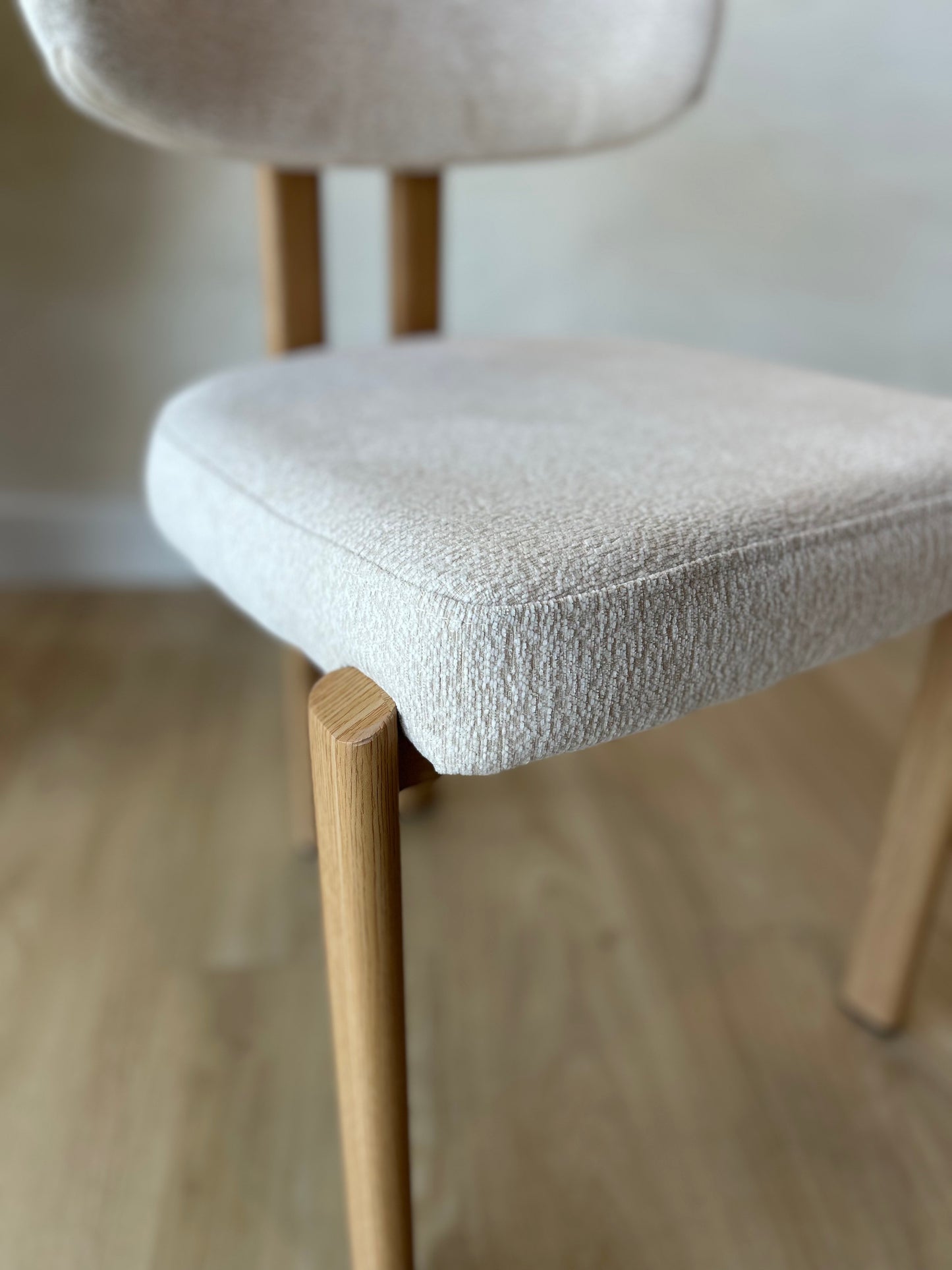 MIKA - Crema (MIS04) - Base de Metal Color Oak