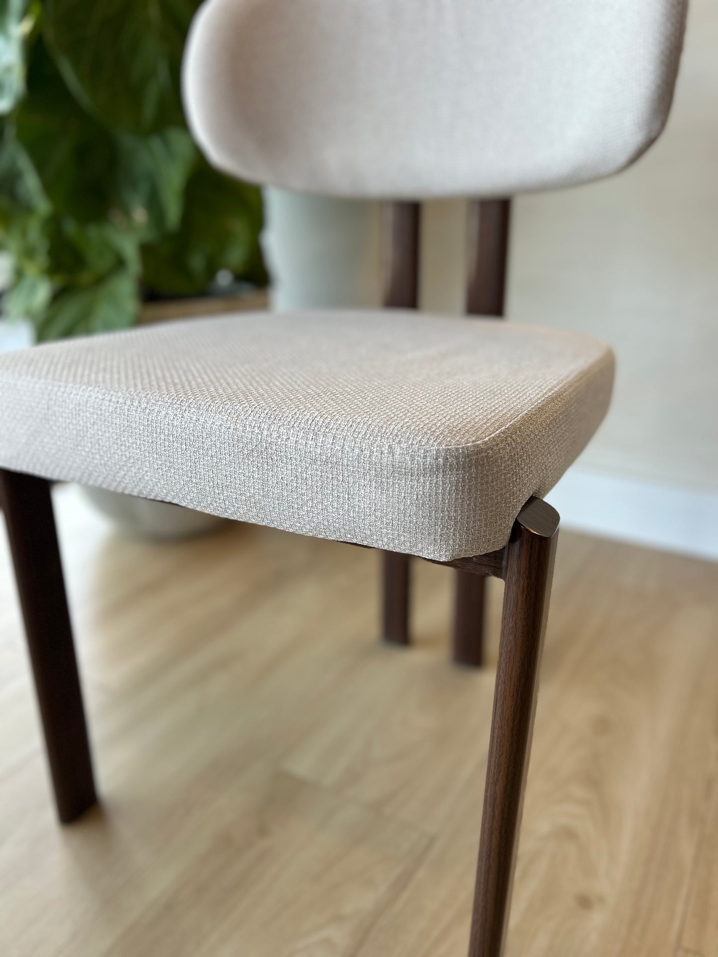 MIKA - Beige (BAR03) - Base de Metal Color Walnut