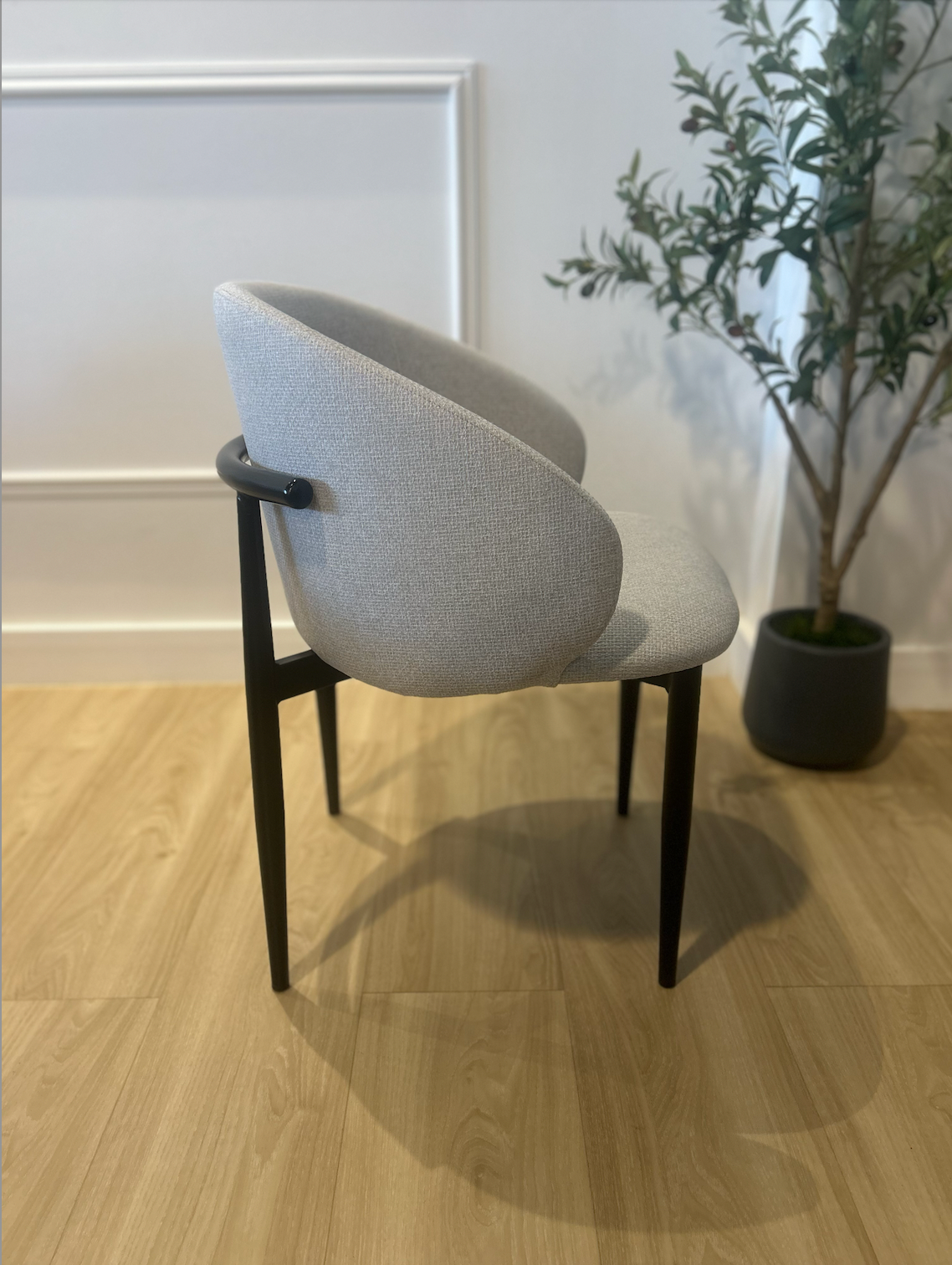 ANYA - Gris (BAR80) - Base de Metal Color Black