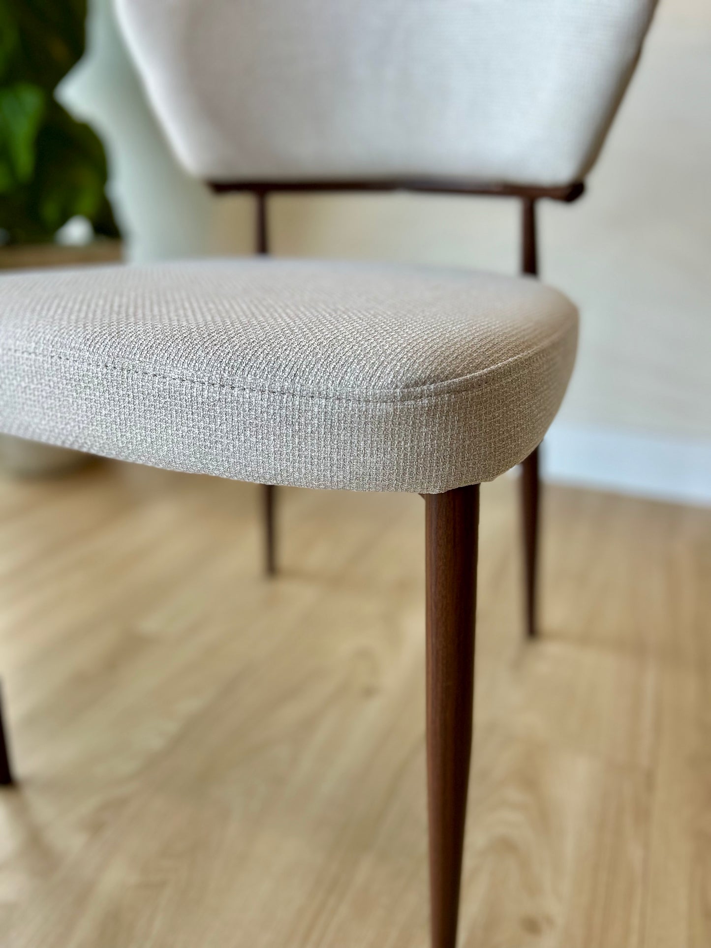 VERA - Beige (BAR03) - Base de Metal Color Walnut